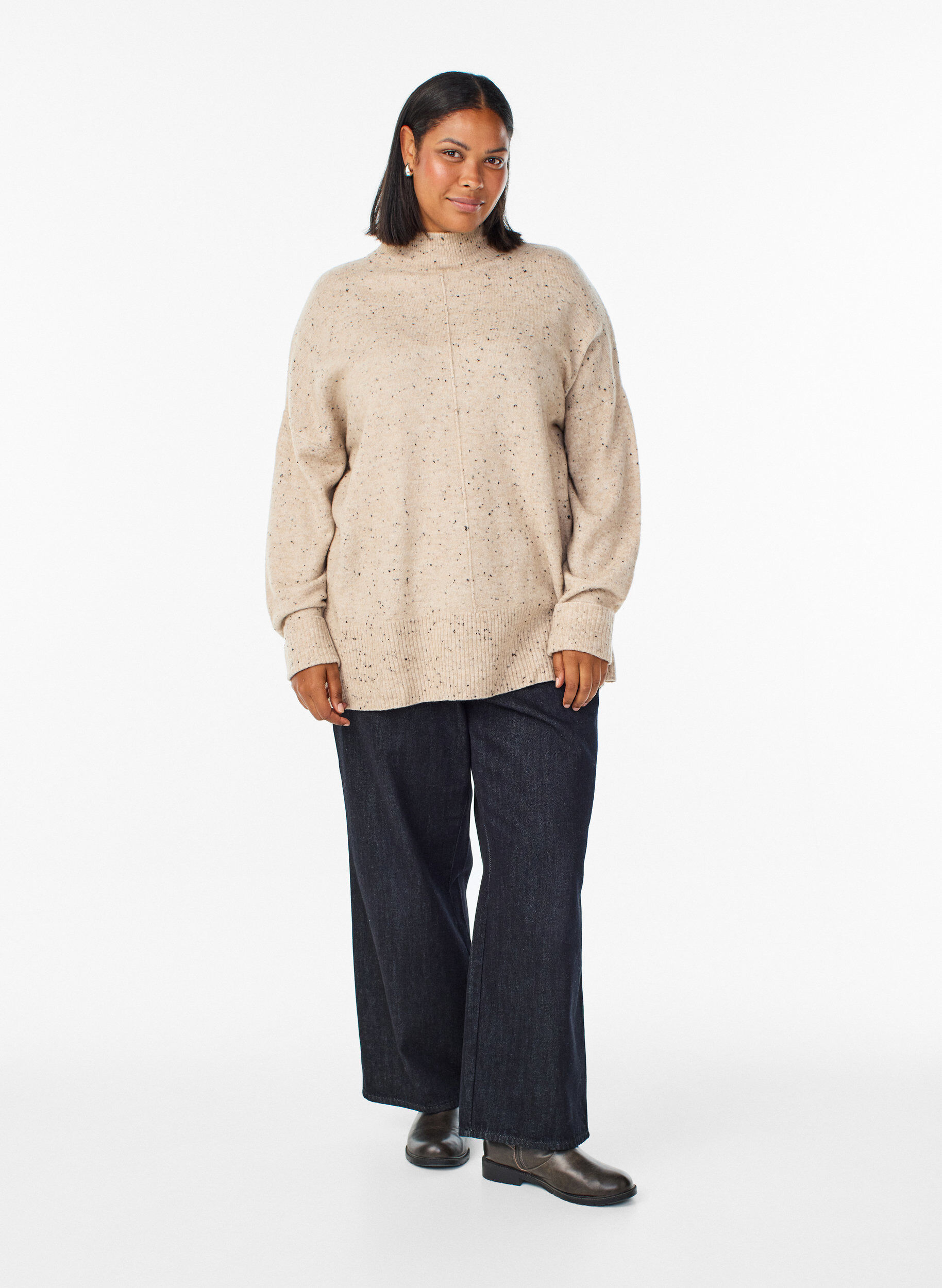 Zizzi Stickad tr&ouml;ja med h&ouml;g hals och prickigt m&ouml;nster, Beige, Model image number 1