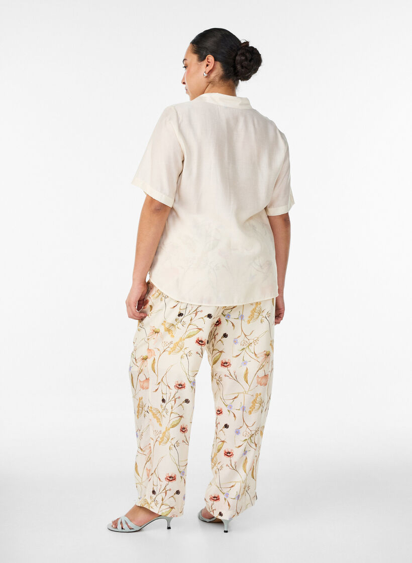 H&ouml;gmidjade byxor i viskos med blommigt m&ouml;nster, Beige, Model