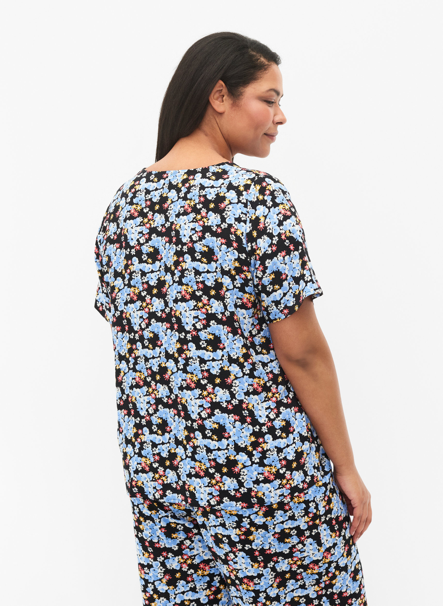 Zizzi M&ouml;nstrad pyjamastr&ouml;ja i viskos, Svart, Model image number 2