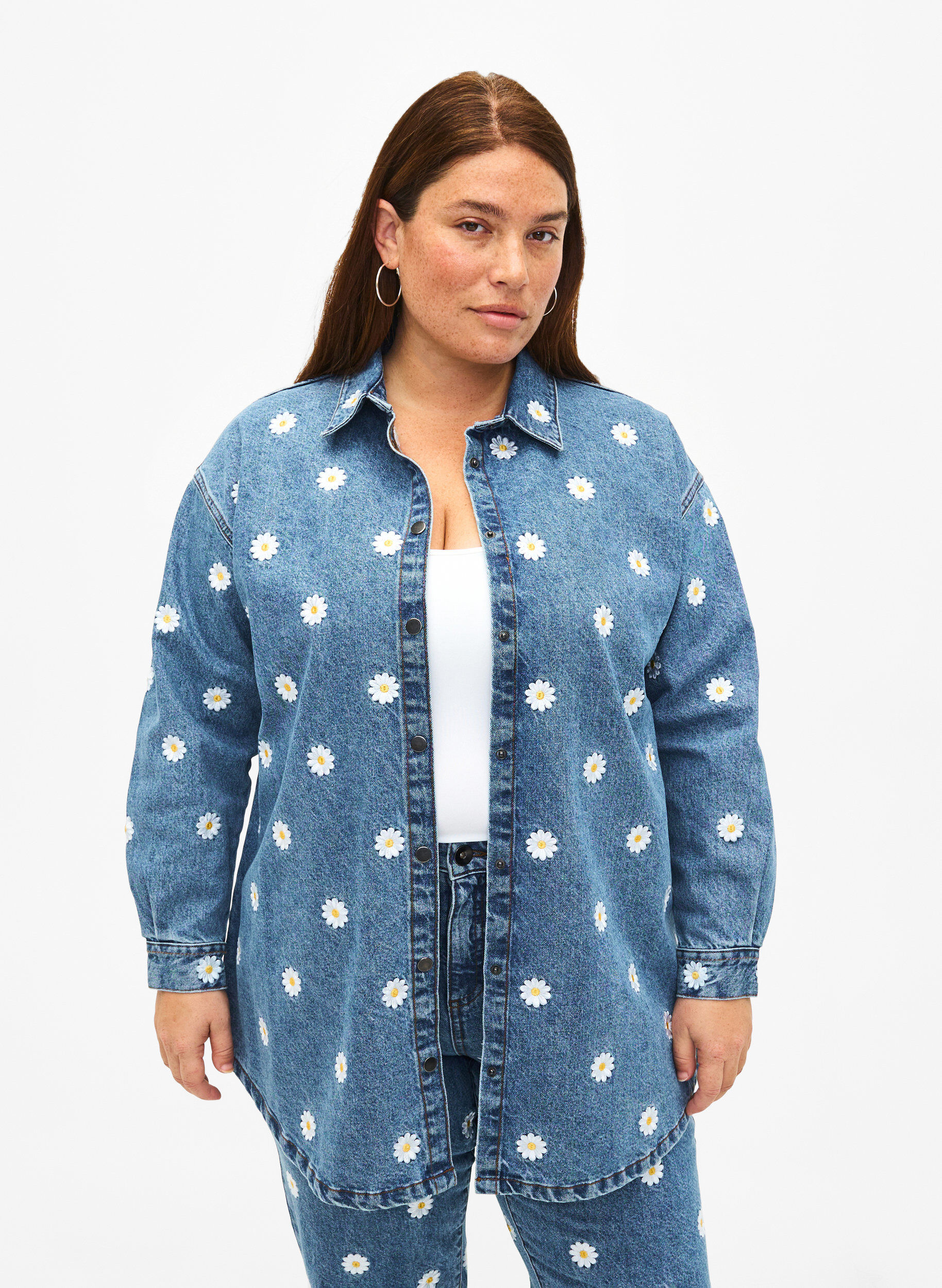 Zizzi L&ouml;s jeanskjorta med broderade l&auml;ppar, L.B. Flower, Model image number 0