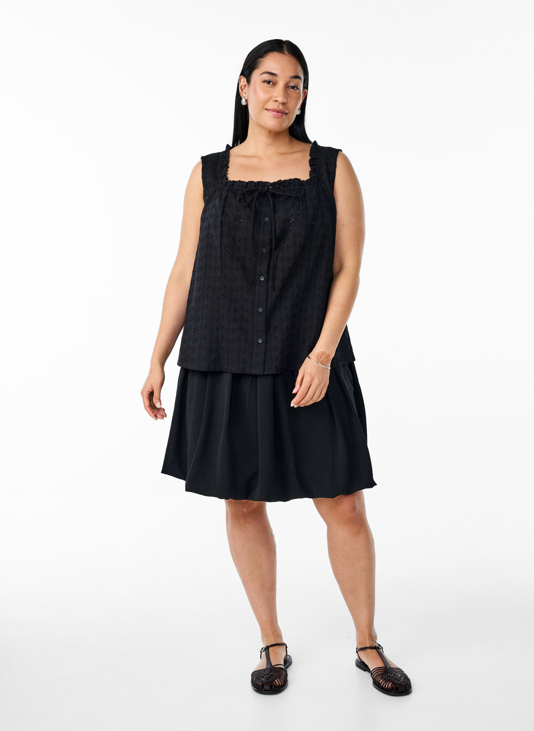 Zizzi&Auml;rml&ouml;s blus med broderie anglaise och volanger, Svart, Model image number 1