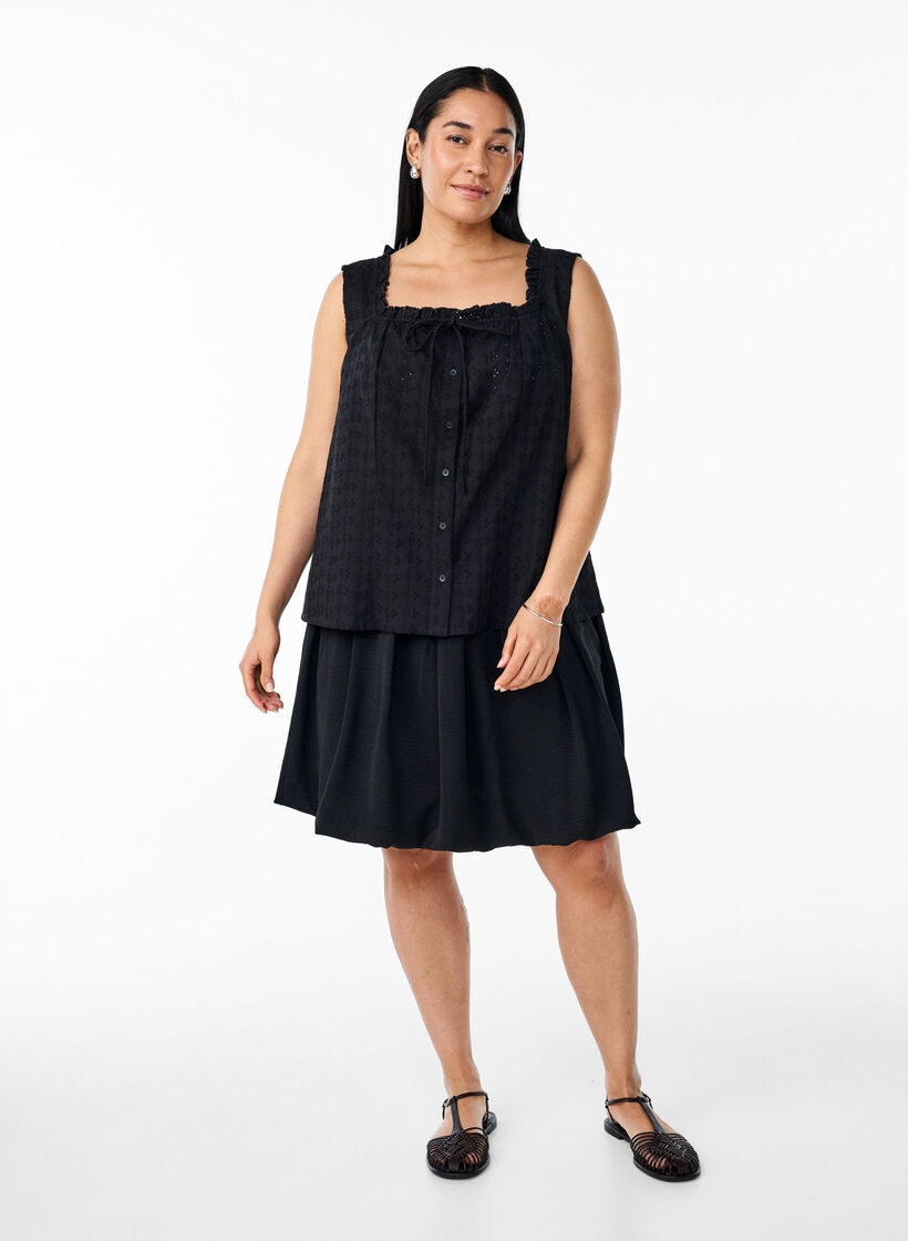 &Auml;rml&ouml;s blus med broderie anglaise och volanger, Svart, Model image number 1