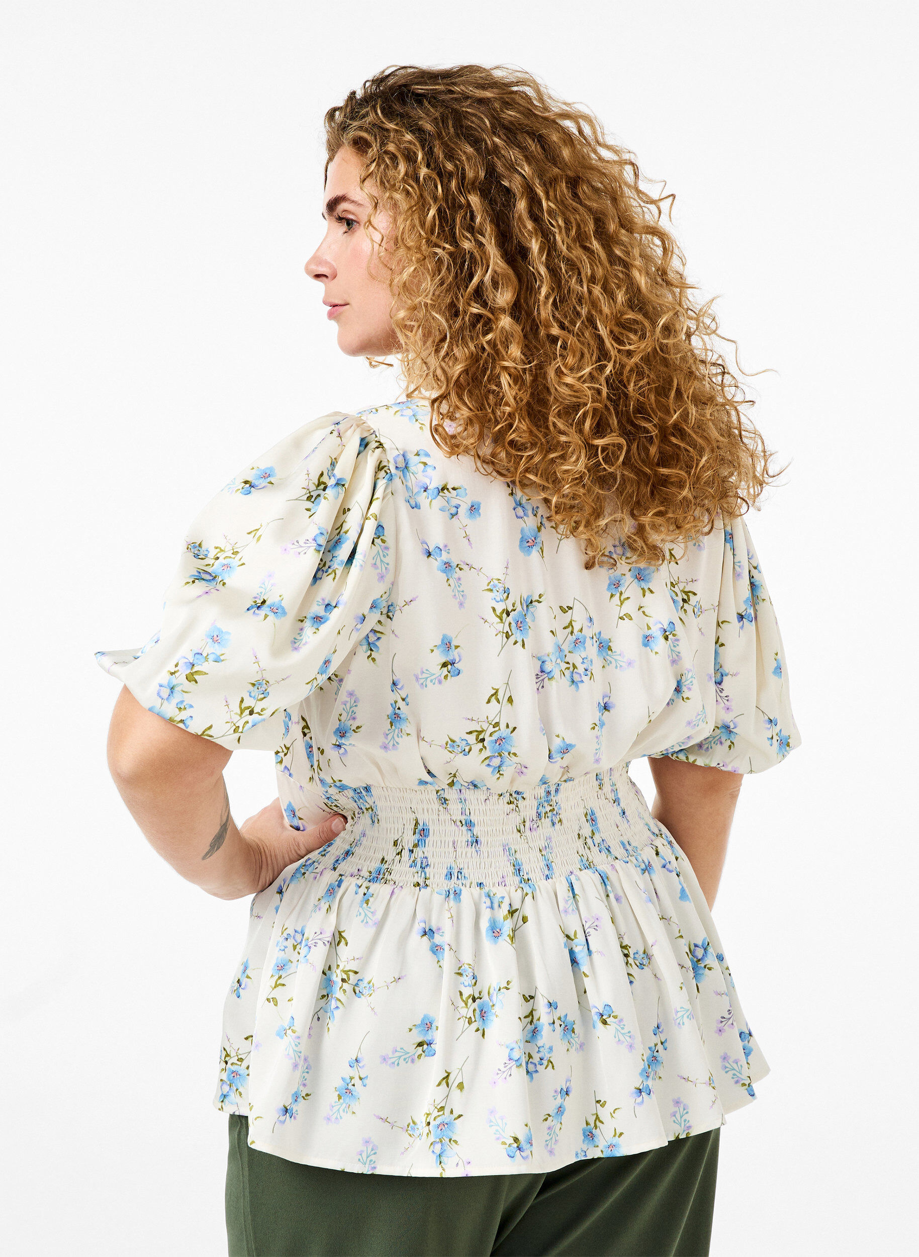 Zizzi Blommig satinblus med puff&auml;rmar, Off White Blue Fl., Model image number 1