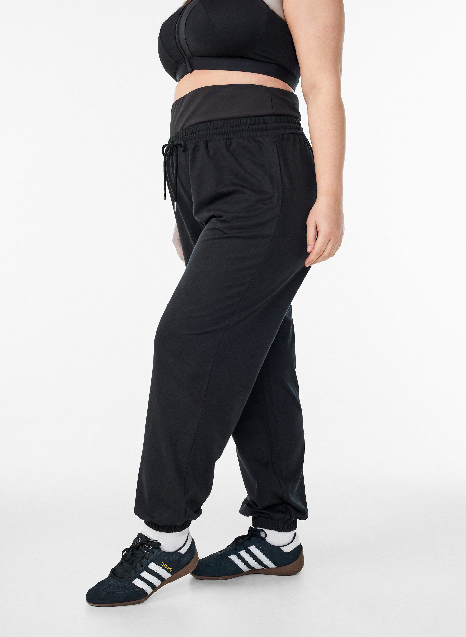 Zizzi Sweatpants med bred midjeres&aring;r, Svart, Model image number 0