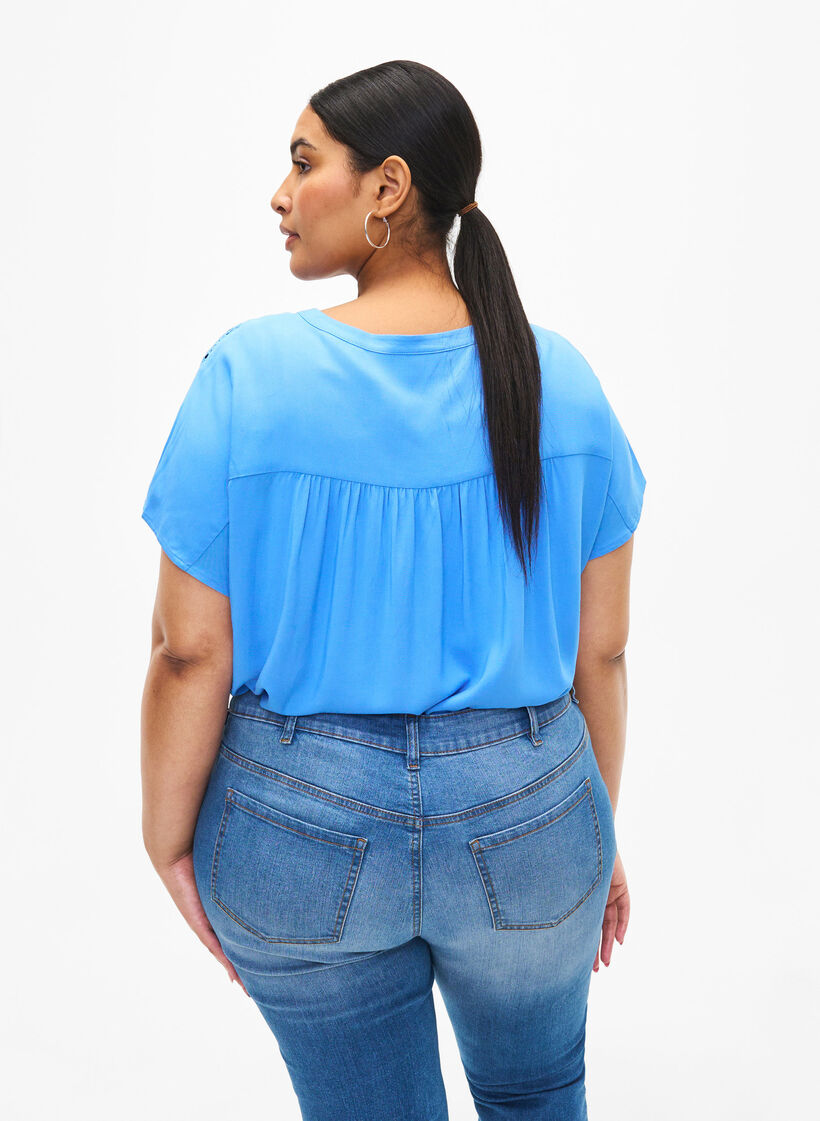 Blus i viskos med spetskant, Marina, Model image number 1