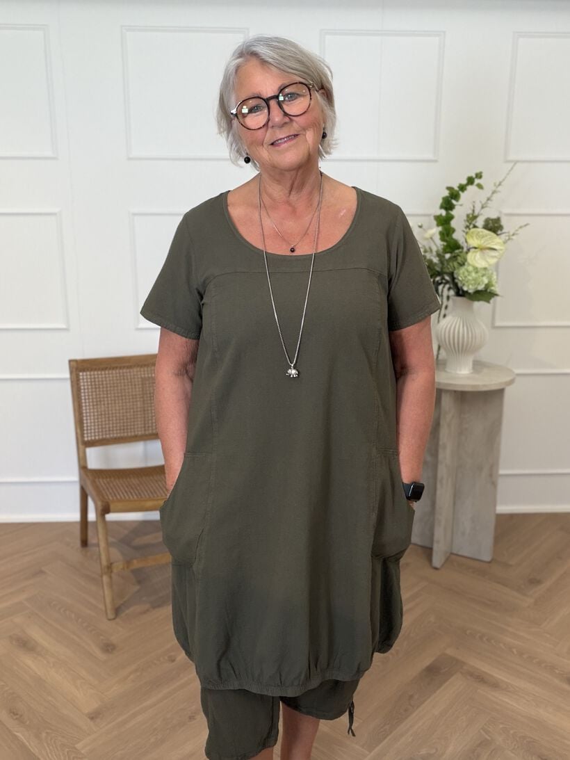 Avslappnad olivgr&ouml;n vardagslook, , Model