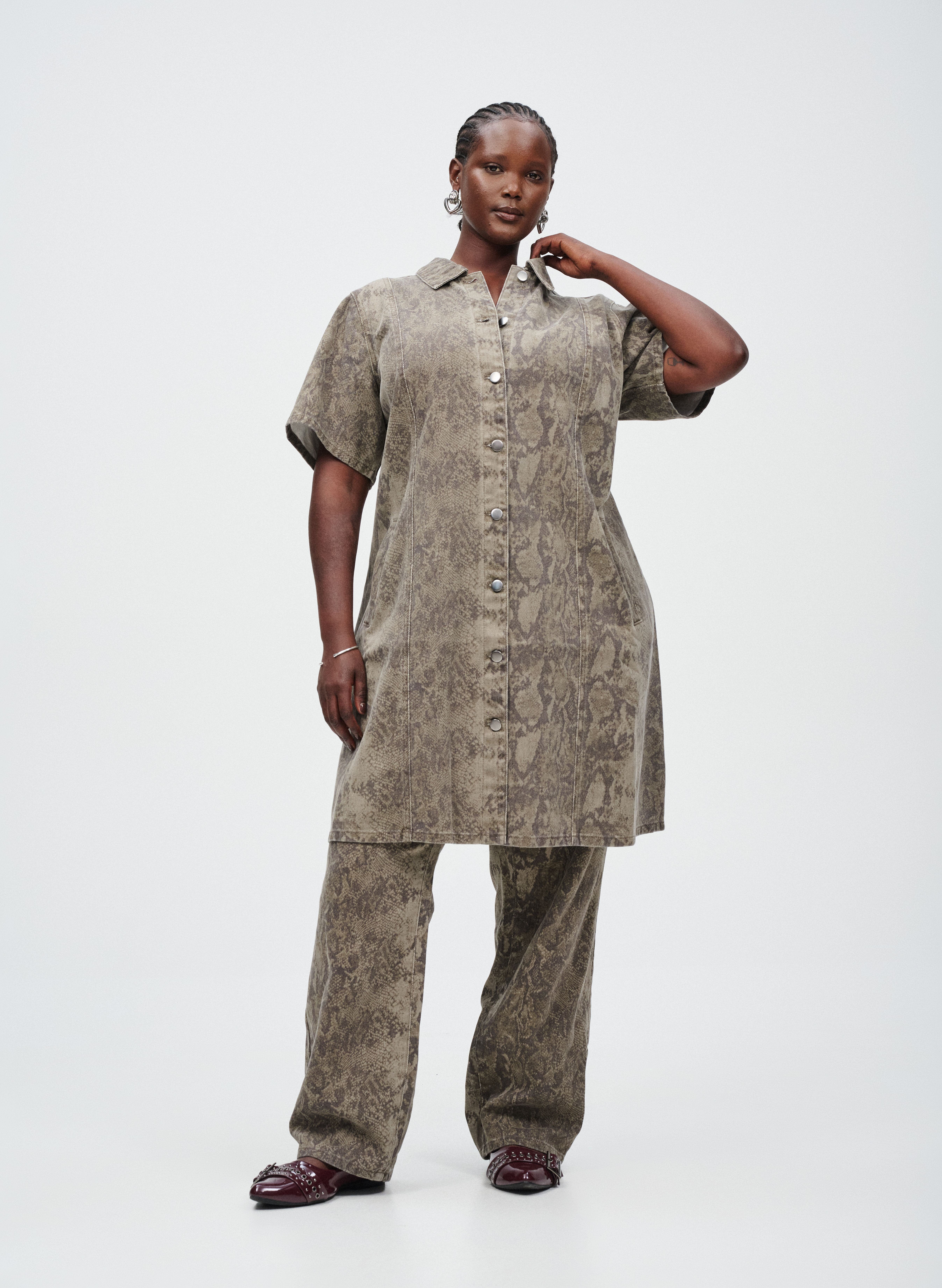 Denim set i ormtryck, , Model