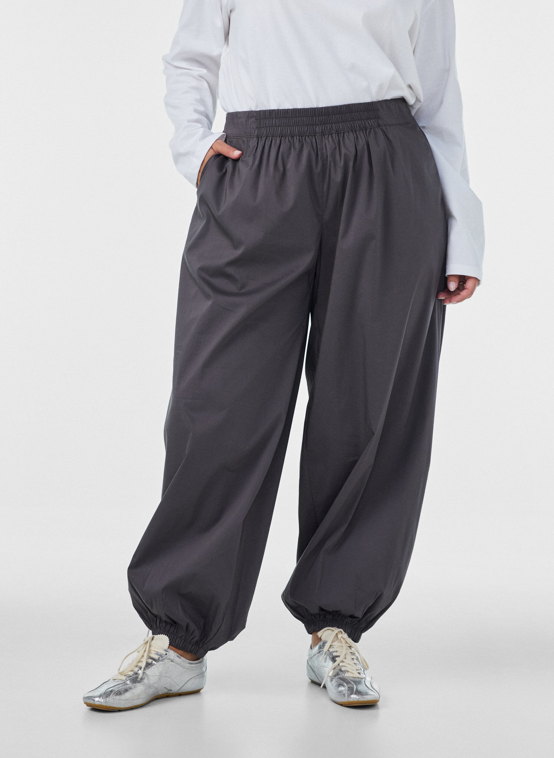 ZizziBallongbyxor med fickor och res&aring;r i midjan, Gr&aring;, Model image number 2
