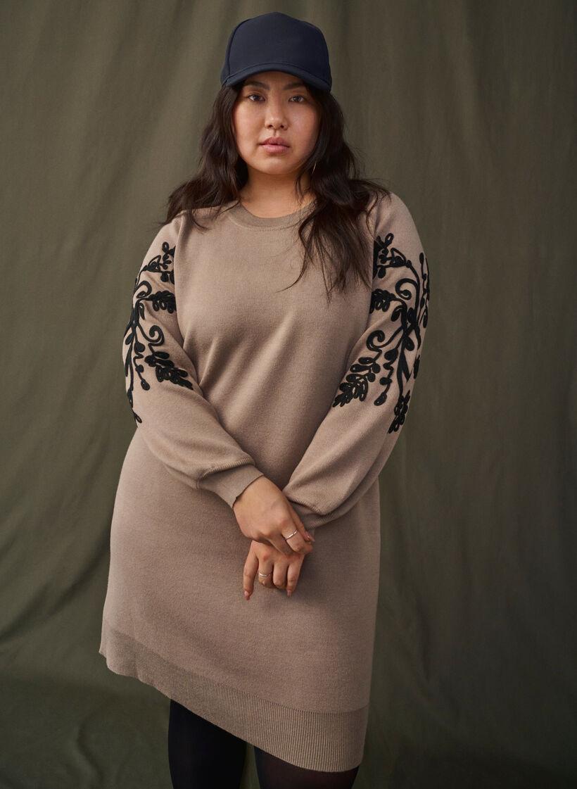 Stickad klänning med broderade detaljer, Desert Taupe Comb, Image image number 0