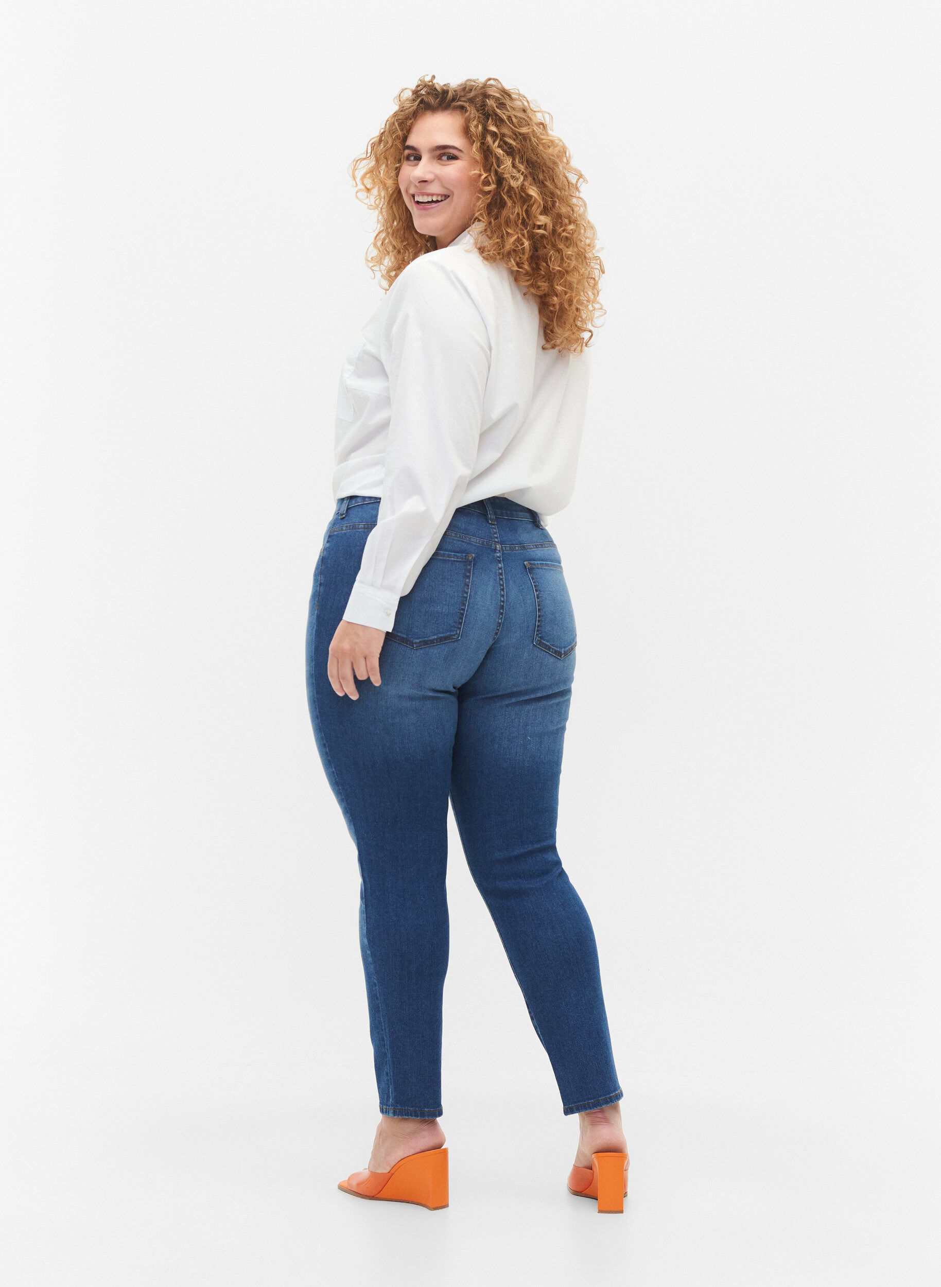 Zizzi Emily jeans med normal midja och smal passform, Blue denim, Model image number 1