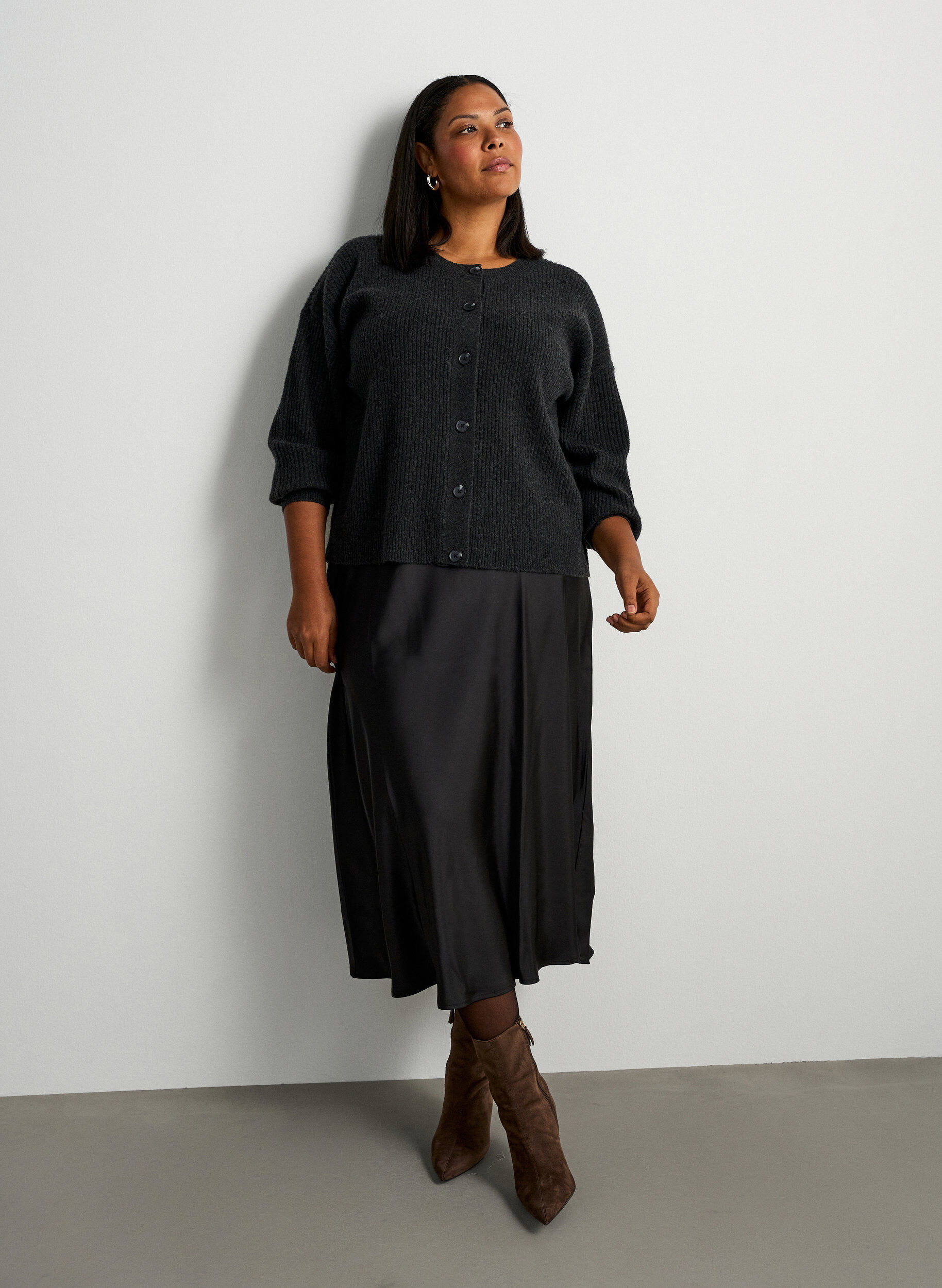 Midikjol i satin, Svart, Model
