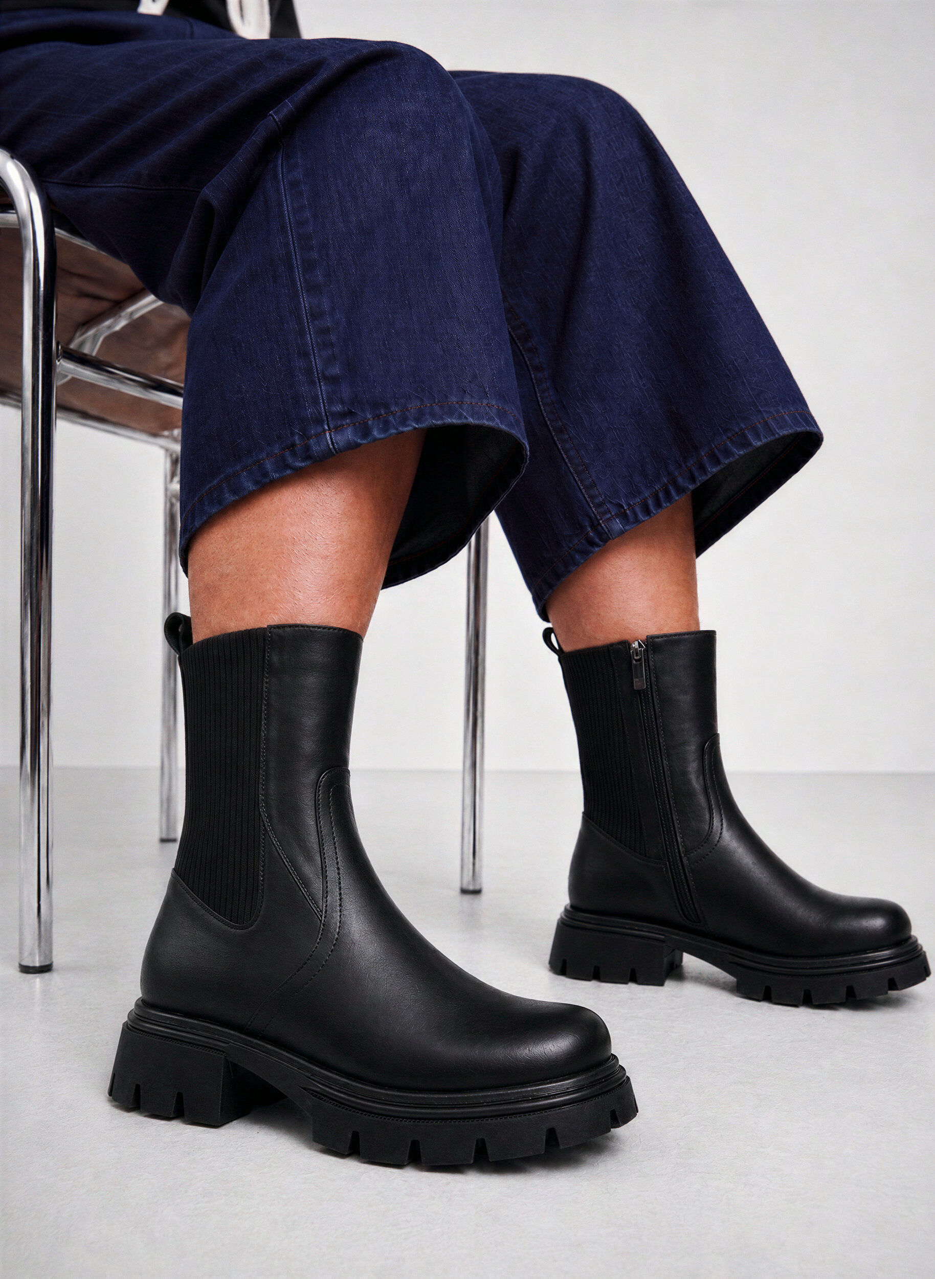 Chelsea boot med kraftig sula och ribbade paneler
