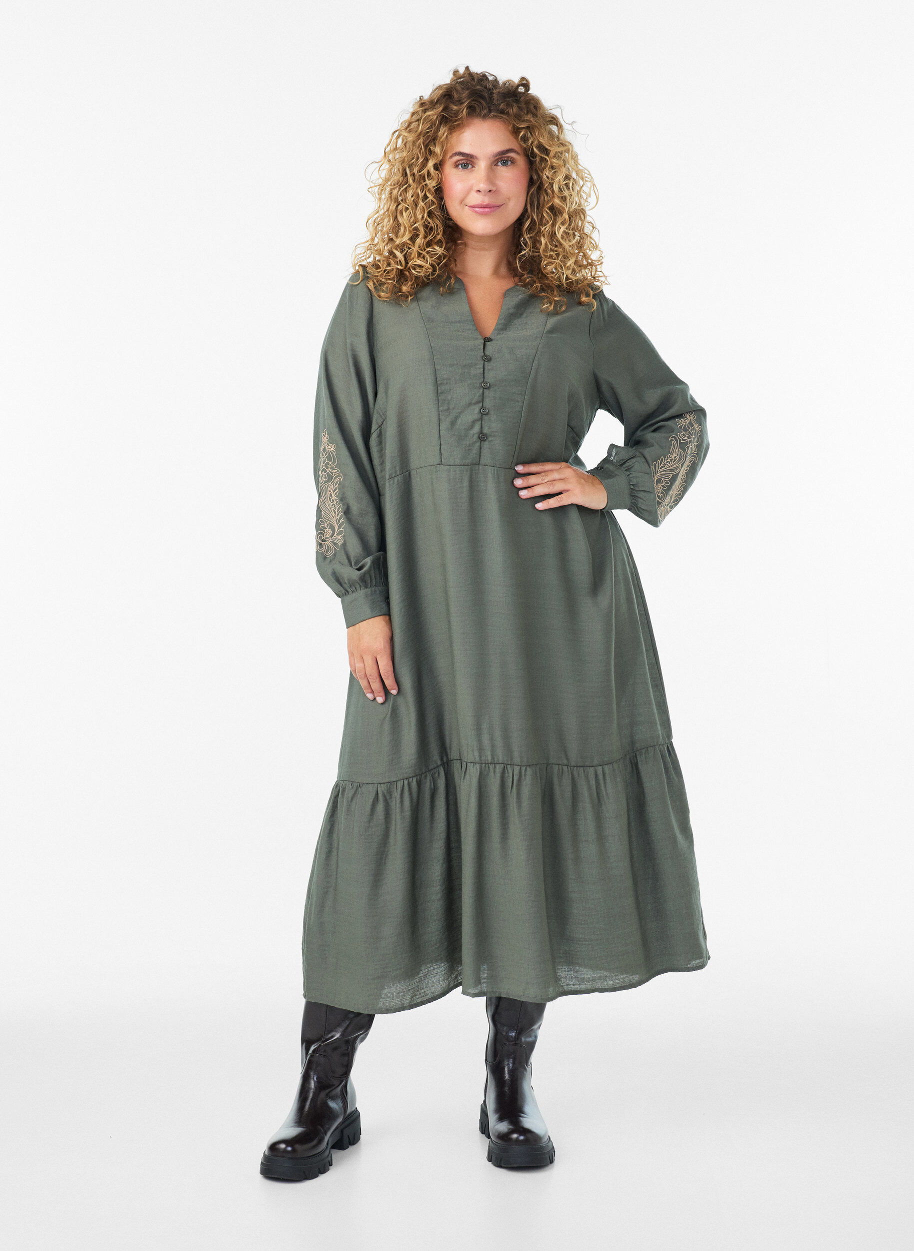 ZizziKl&auml;nning i viskos med broderi och volanger i lager, Gr&ouml;n, Model image number 0