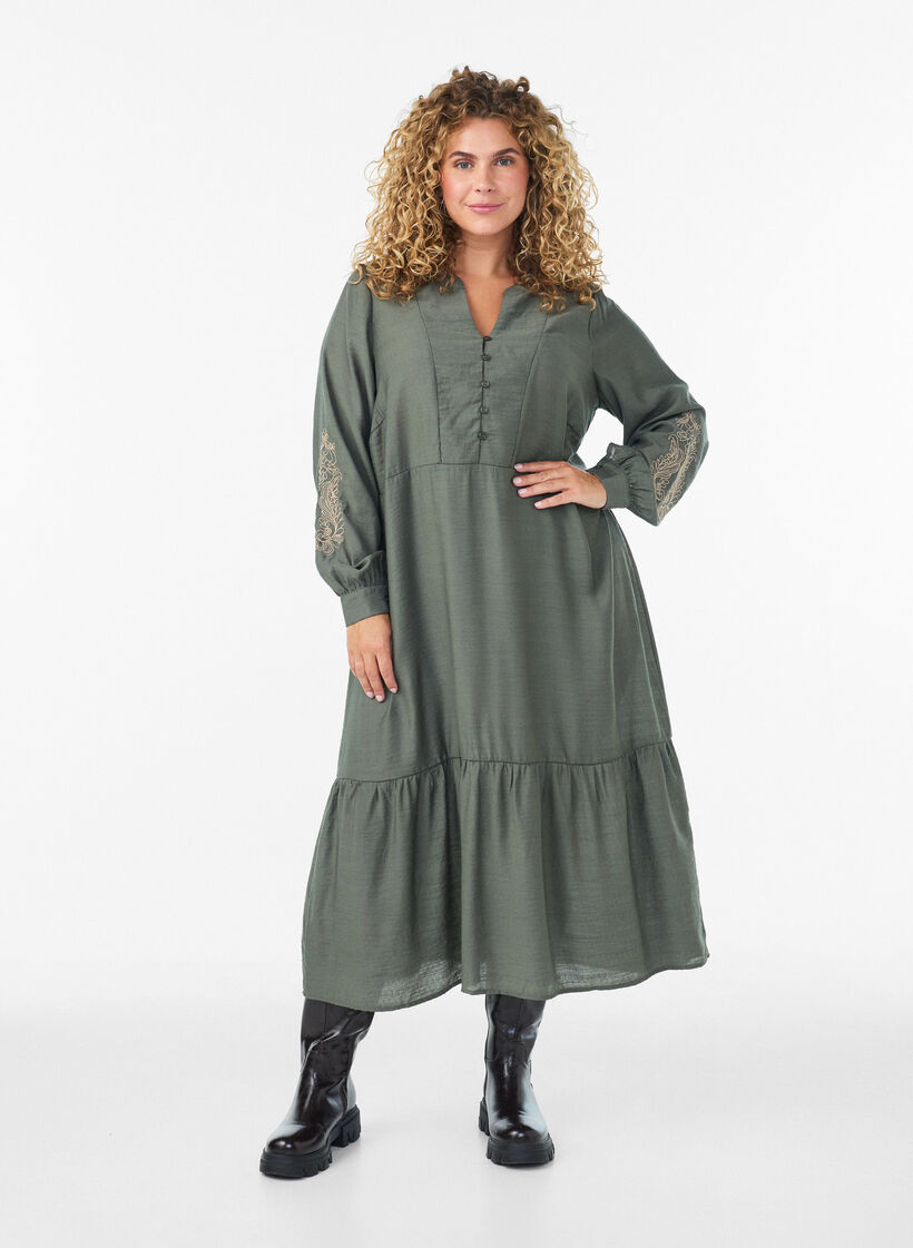 Kl&auml;nning i viskos med broderi och volanger i lager, Gr&ouml;n, Model image number 0