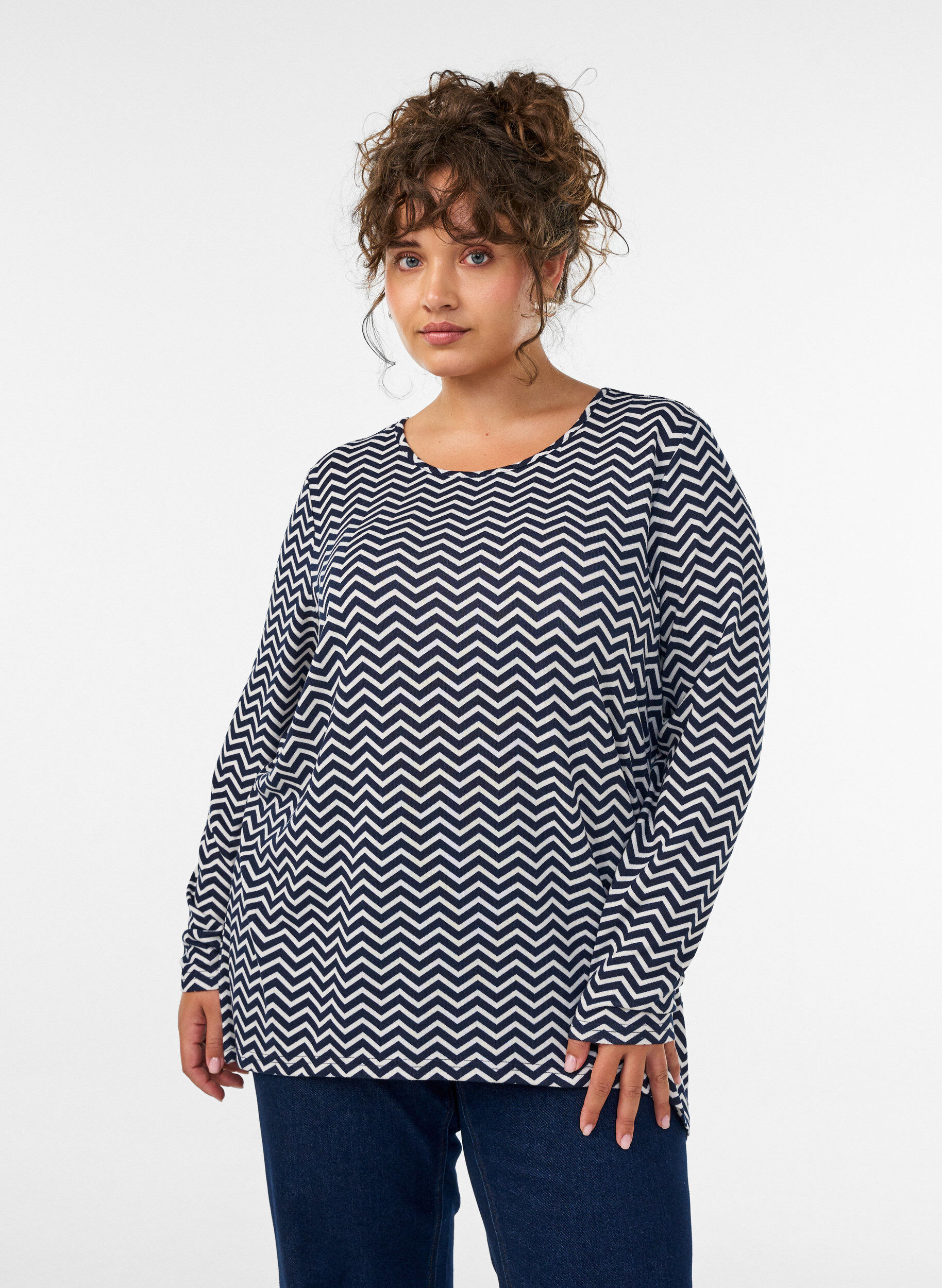 M&ouml;nstrad blus med l&aring;nga &auml;rmar, Bl&aring;, Model
