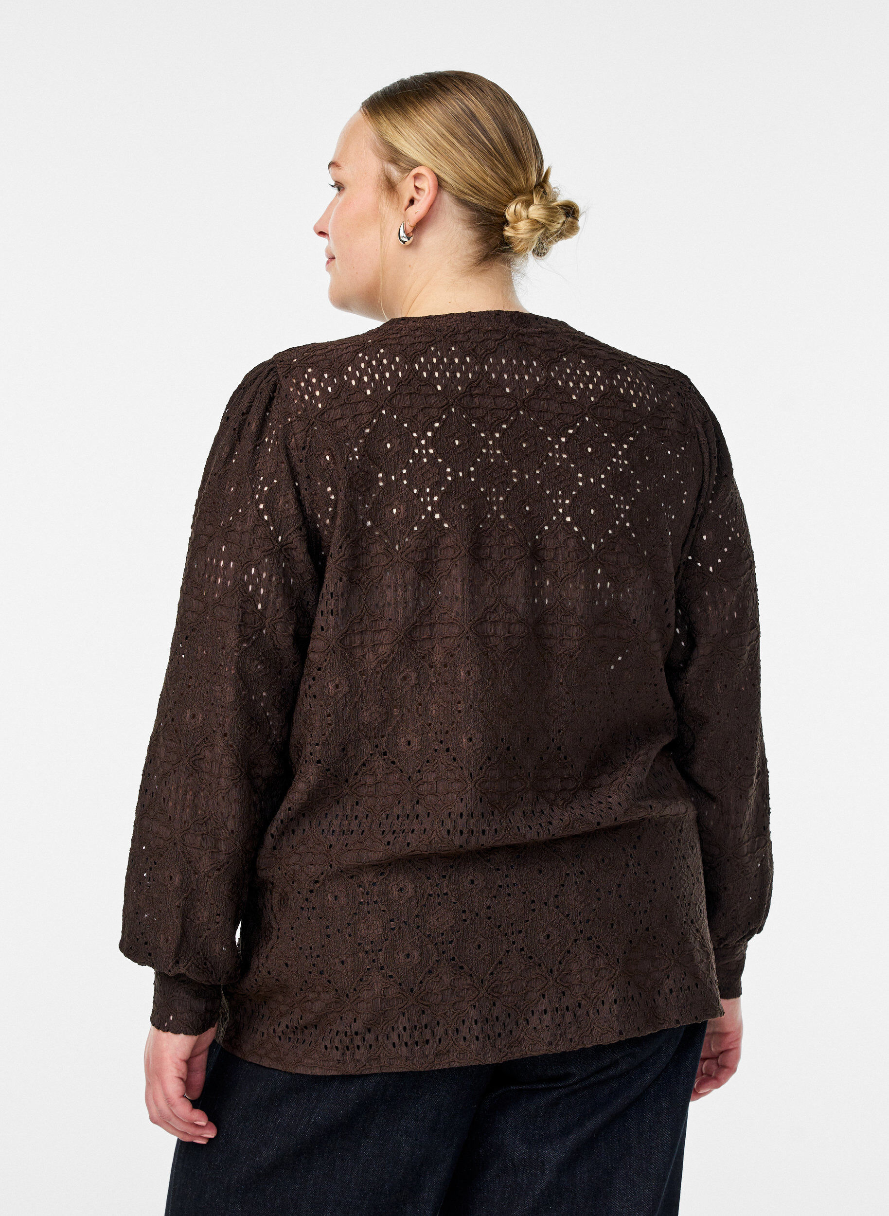 Zizzi L&aring;ng&auml;rmad blus med h&aring;lbroderi, Brun, Model image number 2