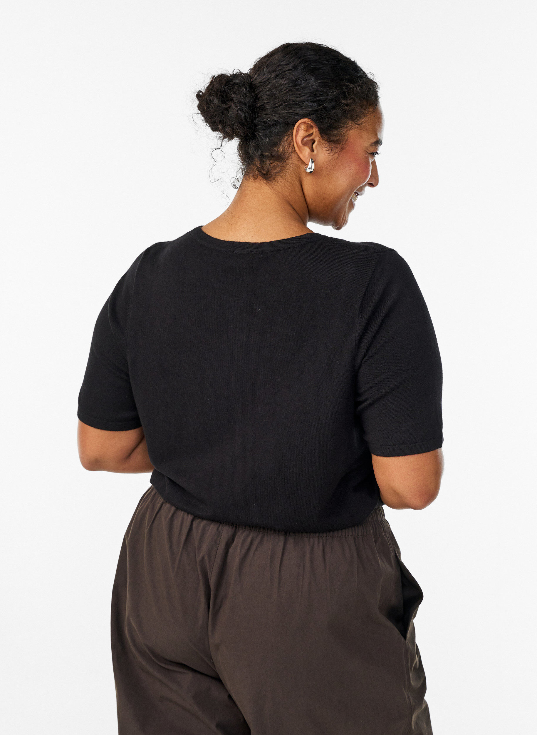 Zizzi Kort&auml;rmad stickad kofta i viskos, Svart, Model image number 2