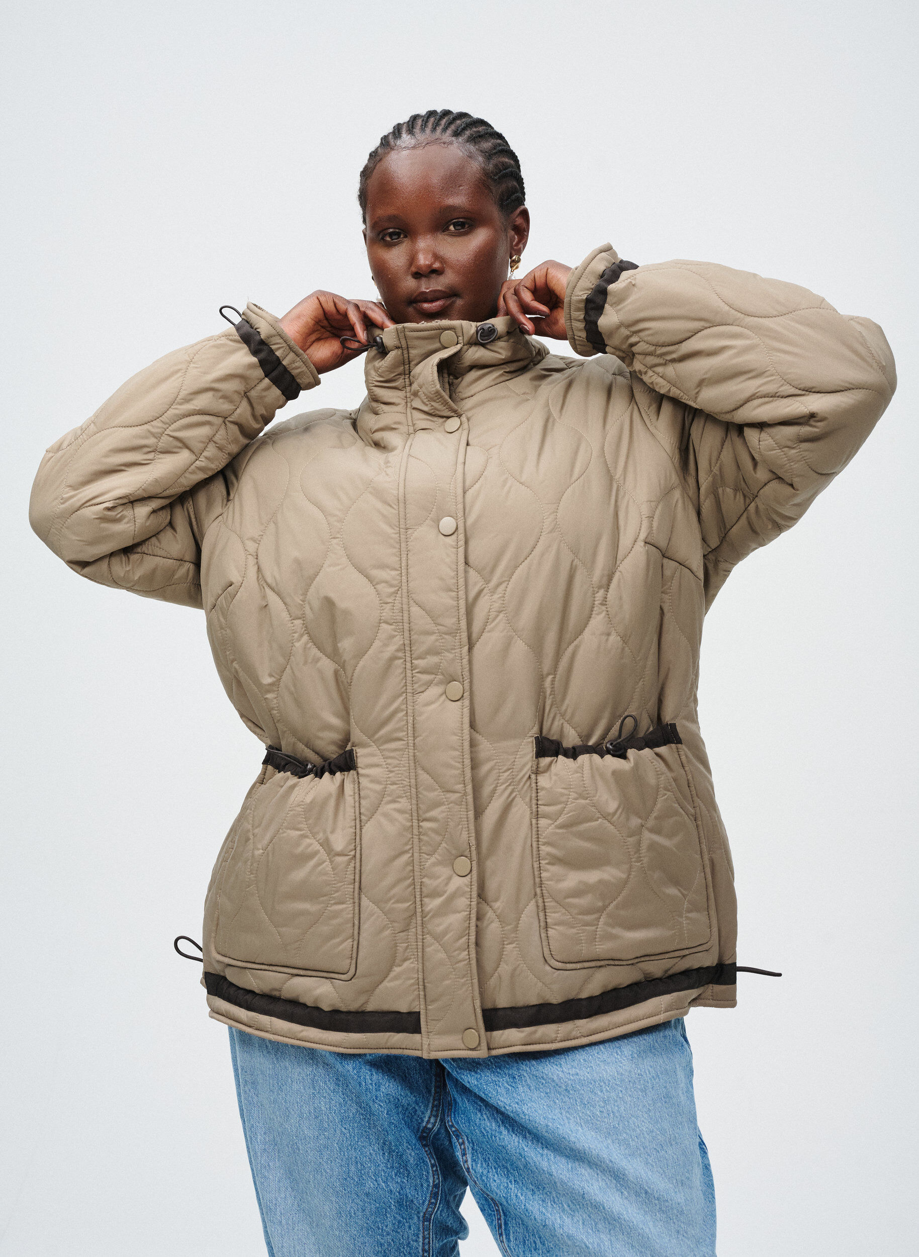 Zizzi Kort quiltad jacka med kontrastdetaljer, Beige, Image image number 0