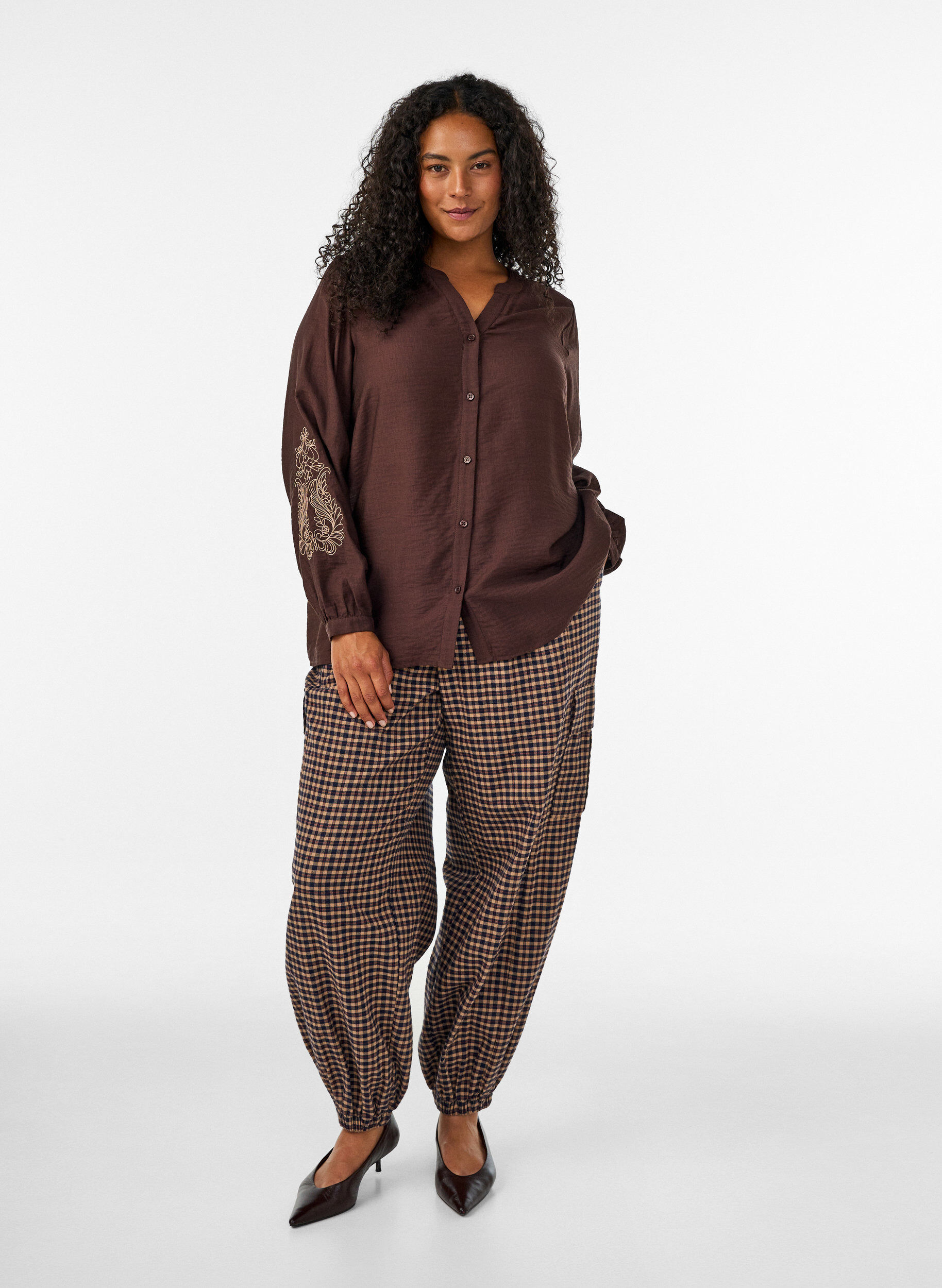 ZizziSkjorta i viskos med broderade &auml;rmar, Brun, Model image number 1