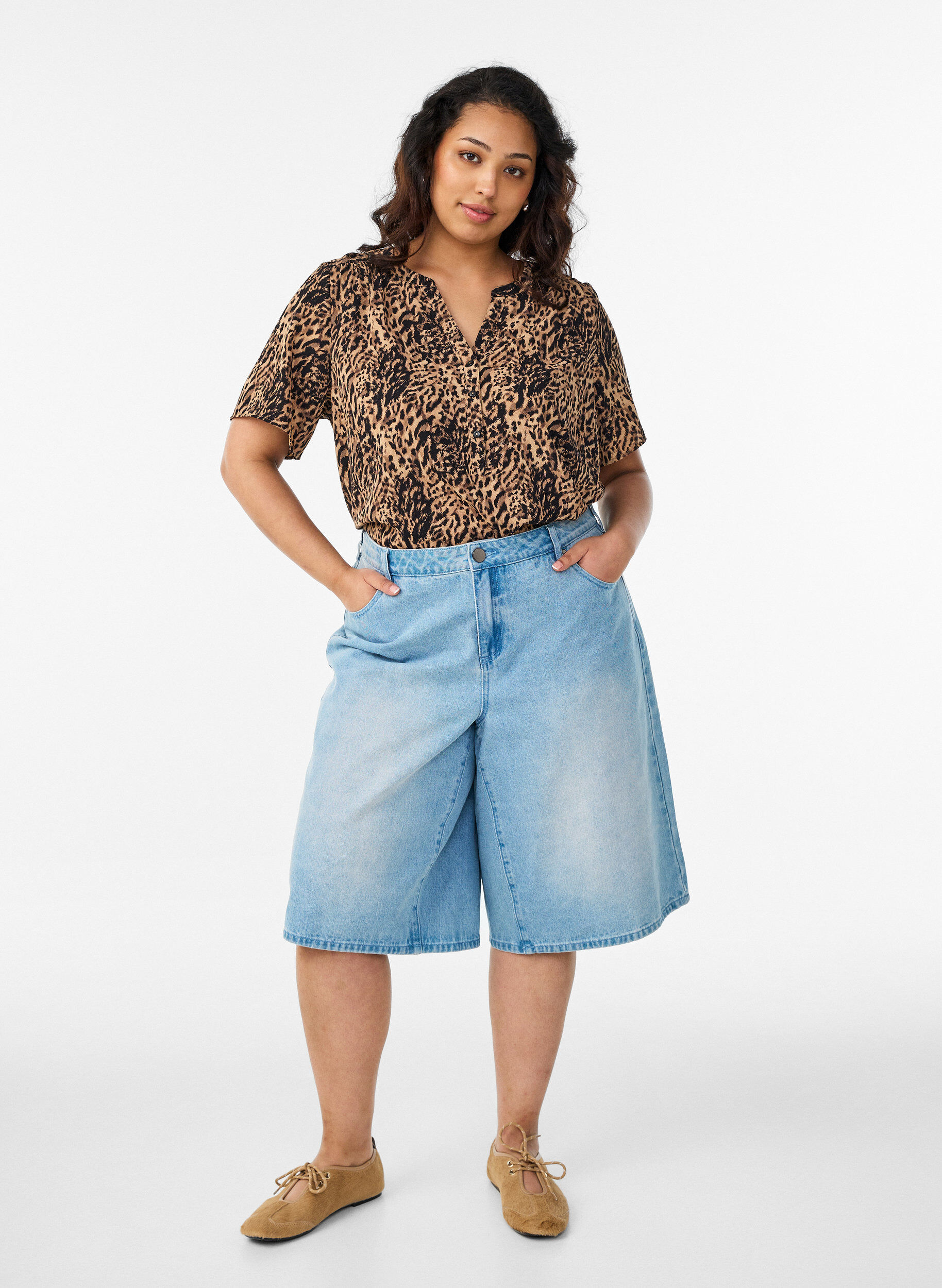 Zizzi V-ringad blus med korta &auml;rmar, Brun, Model image number 1