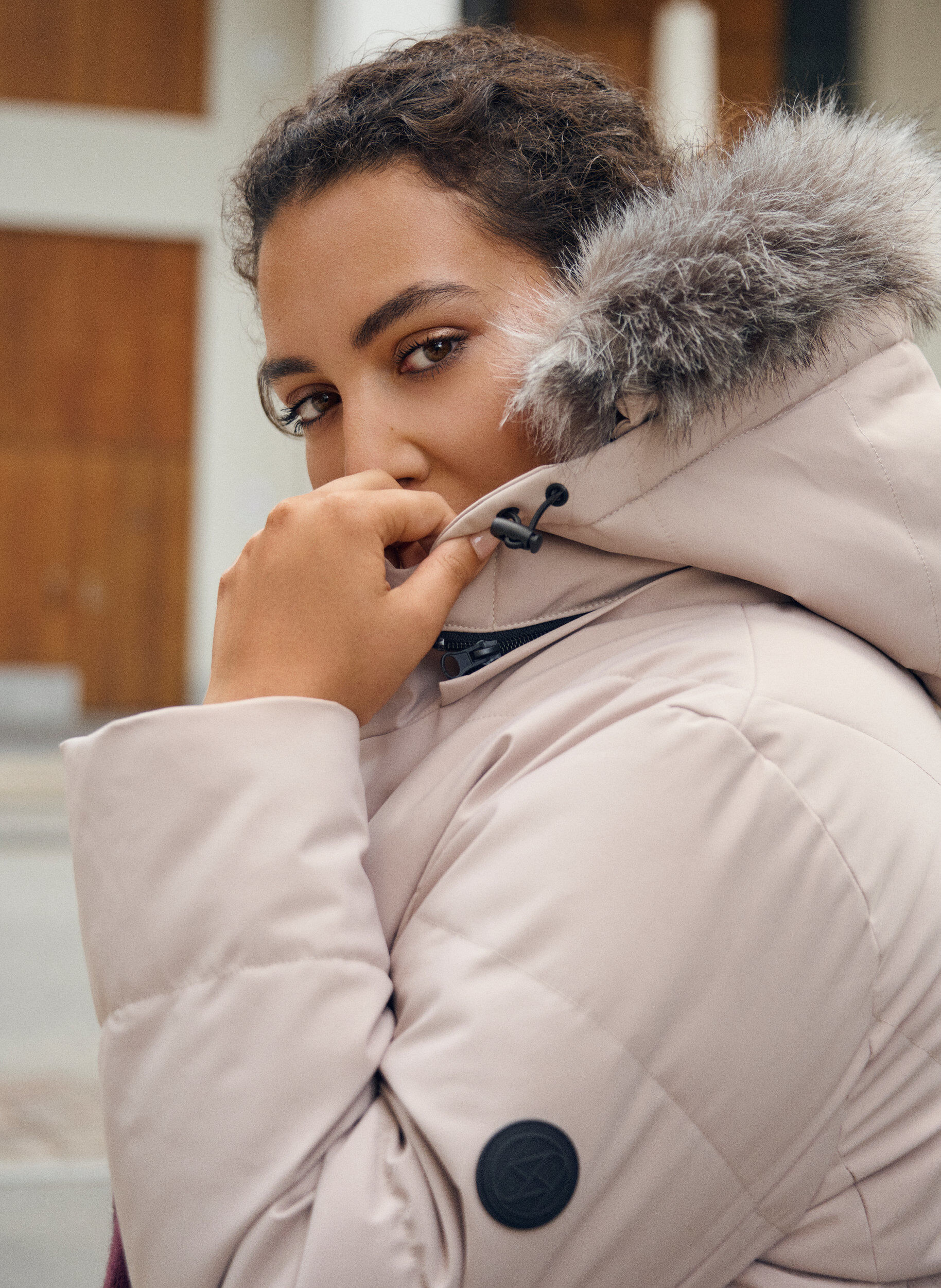 Zizzi L&aring;ng vinterkappa med hyskkn&auml;ppning och krage i fuskp&auml;ls, Beige, Image image number 0