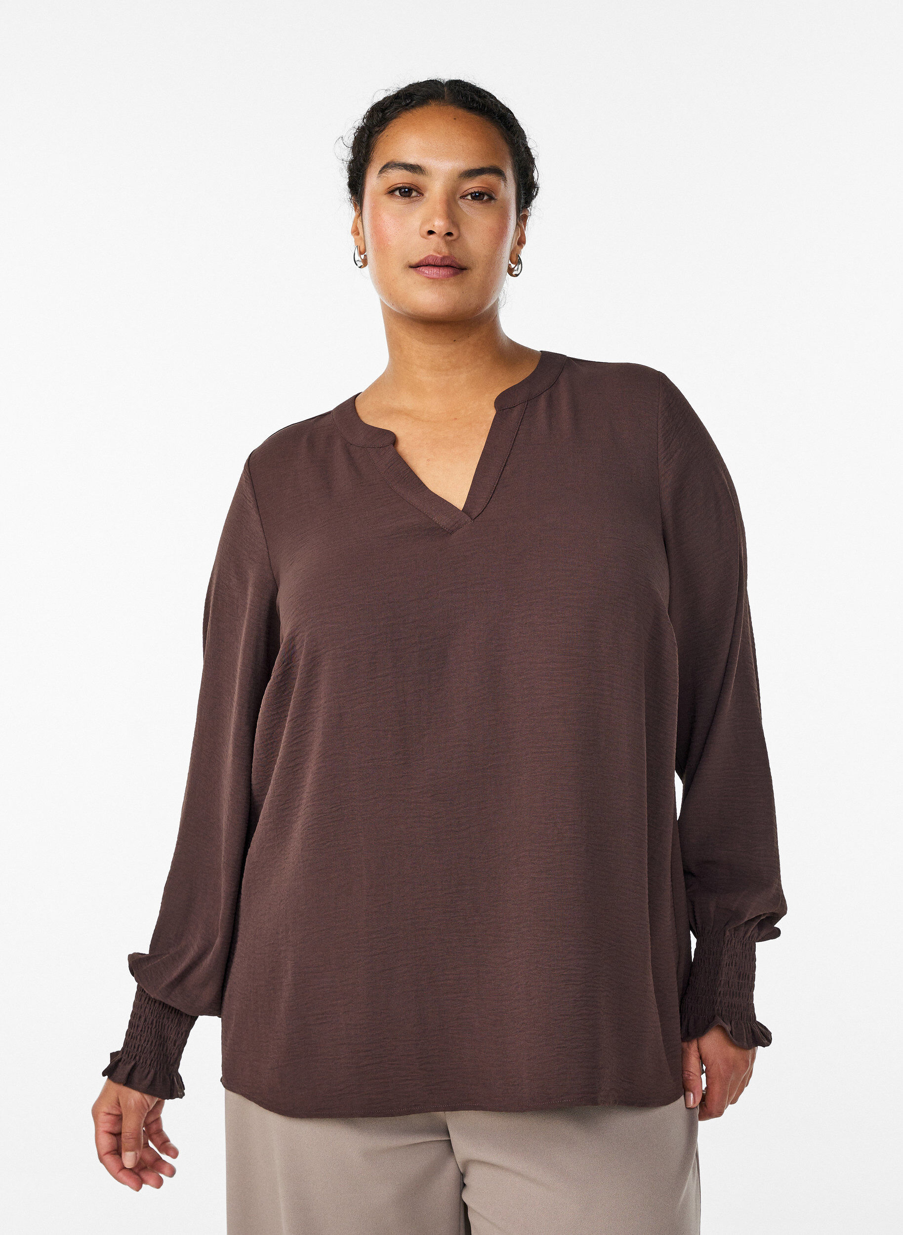 Blus med smockade manschetter och v-ringning, Brun, Model