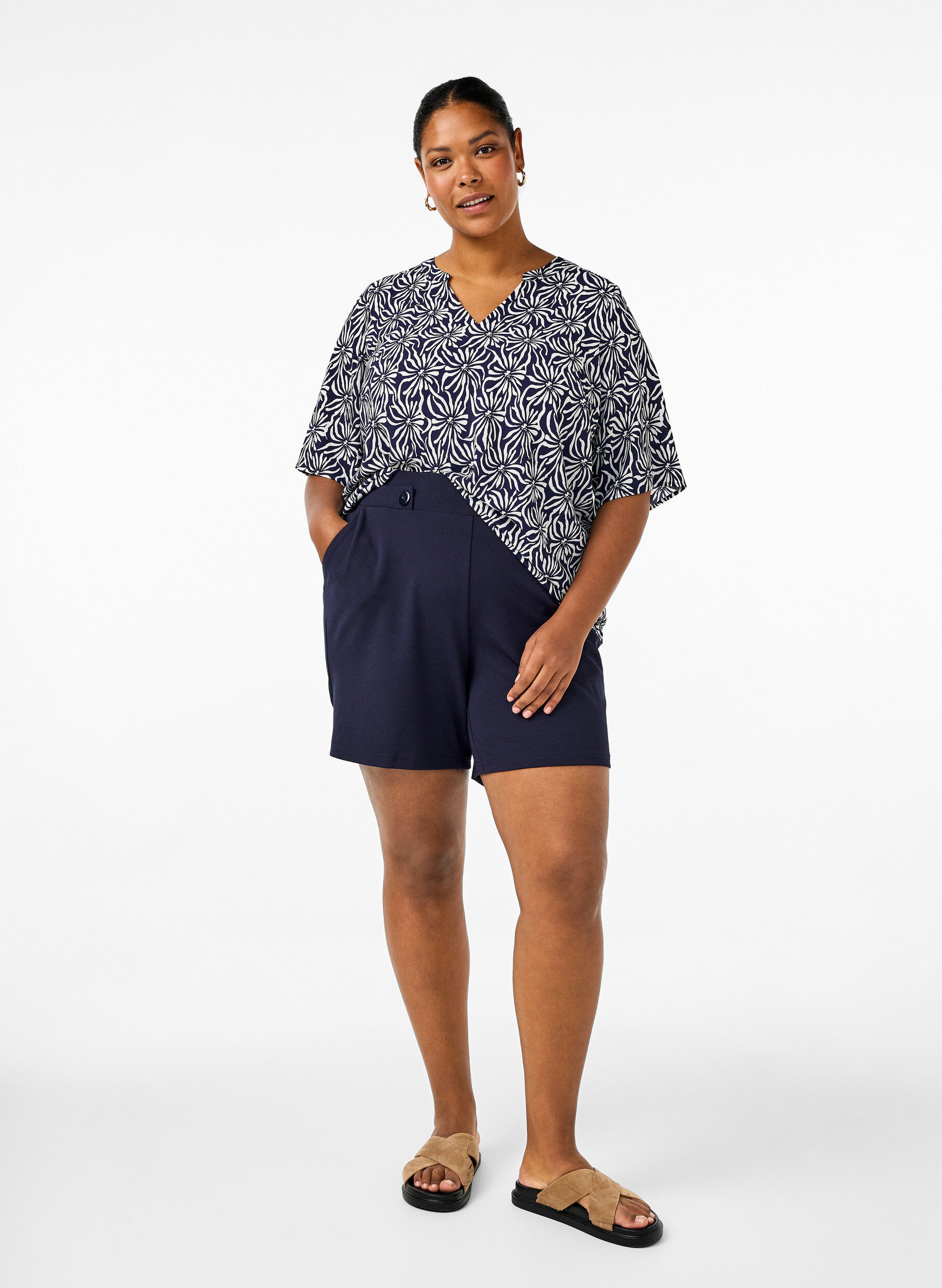 Zizzi Blus med V-ringning och blomstertryck, White Blue Flower, Model image number 2