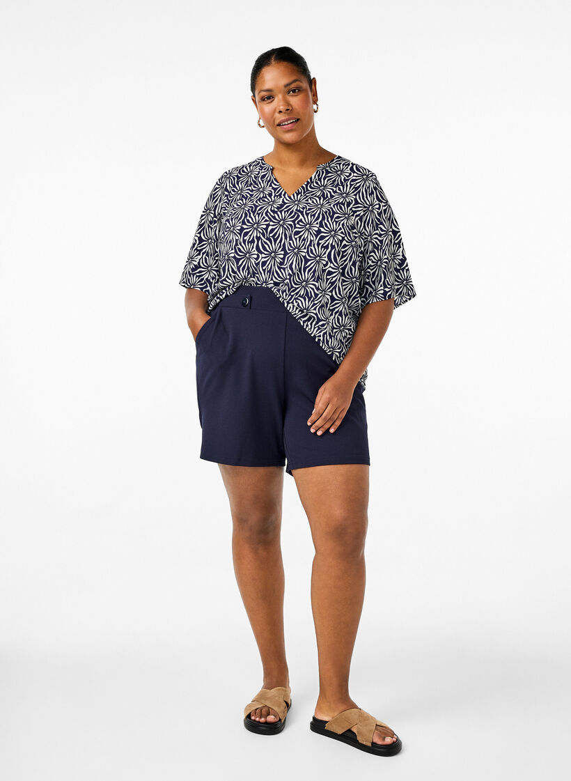 Blus med V-ringning och blomstertryck, White Blue Flower, Model image number 2