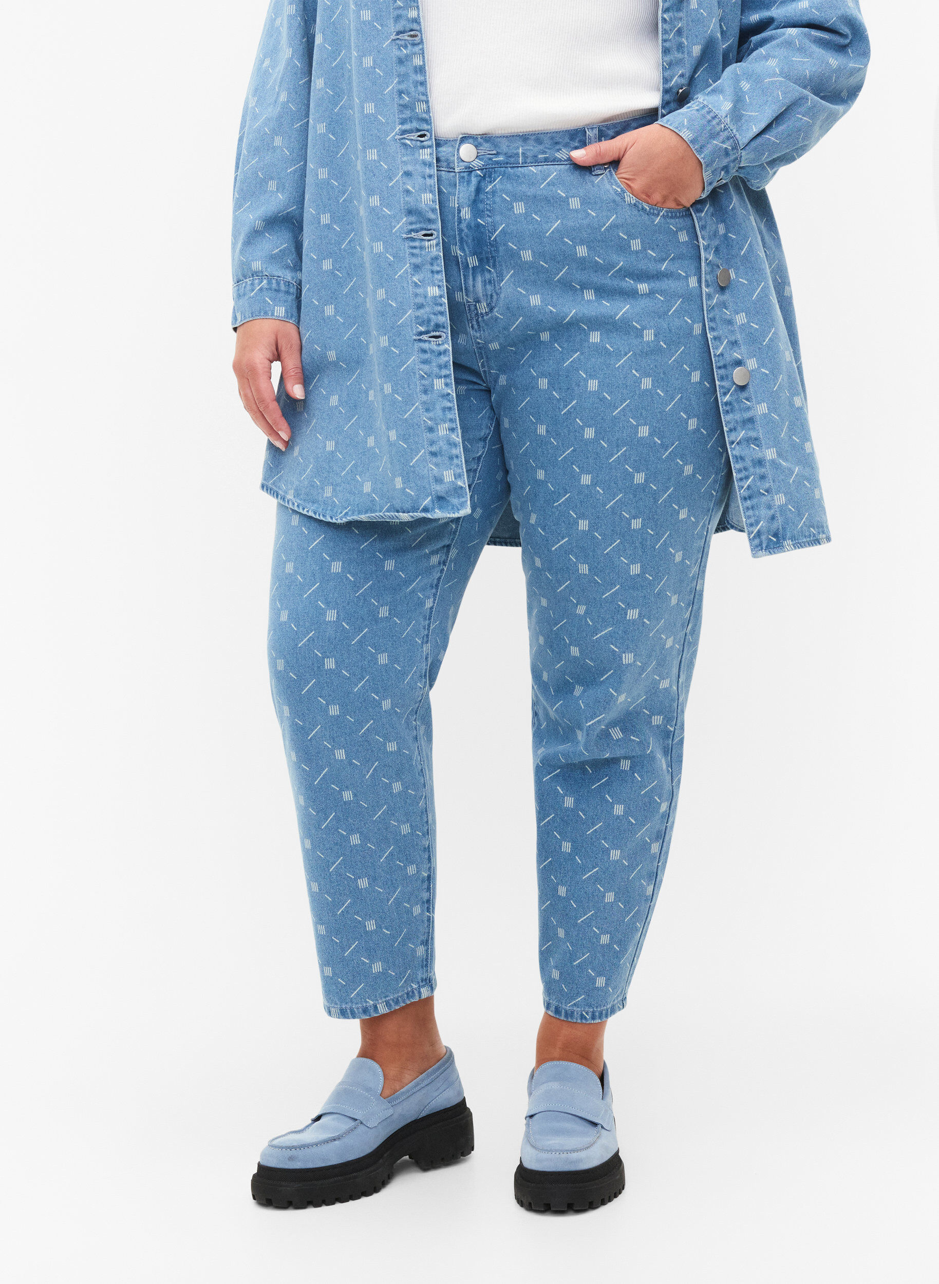 Zizzi Mom fit Mille jeans med tryck, Light blue denim, Model image number 2
