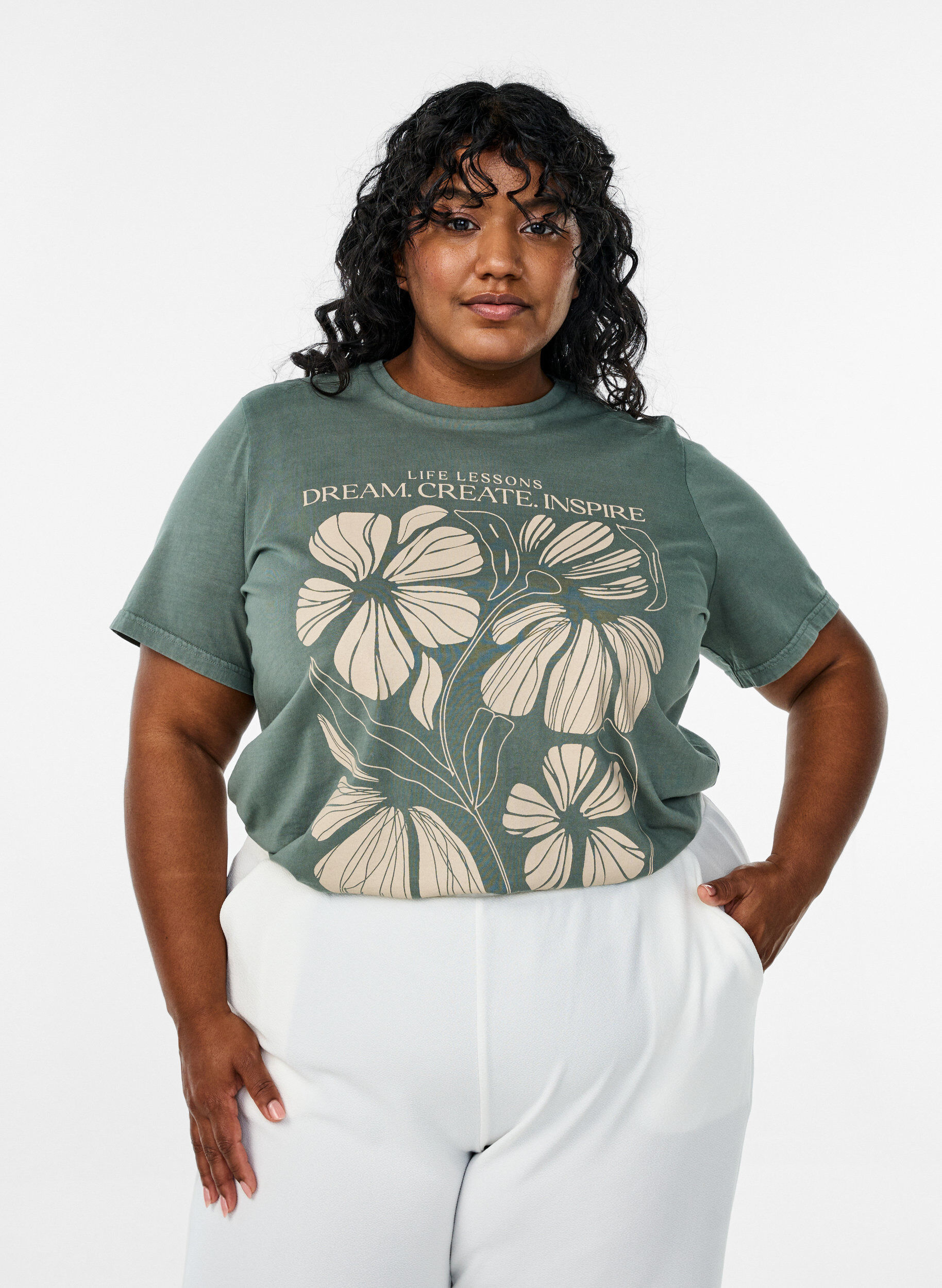 Zizzi T-shirt i ekologisk bomull med text och blommigt tryck, Gr&ouml;n, Model image number 0
