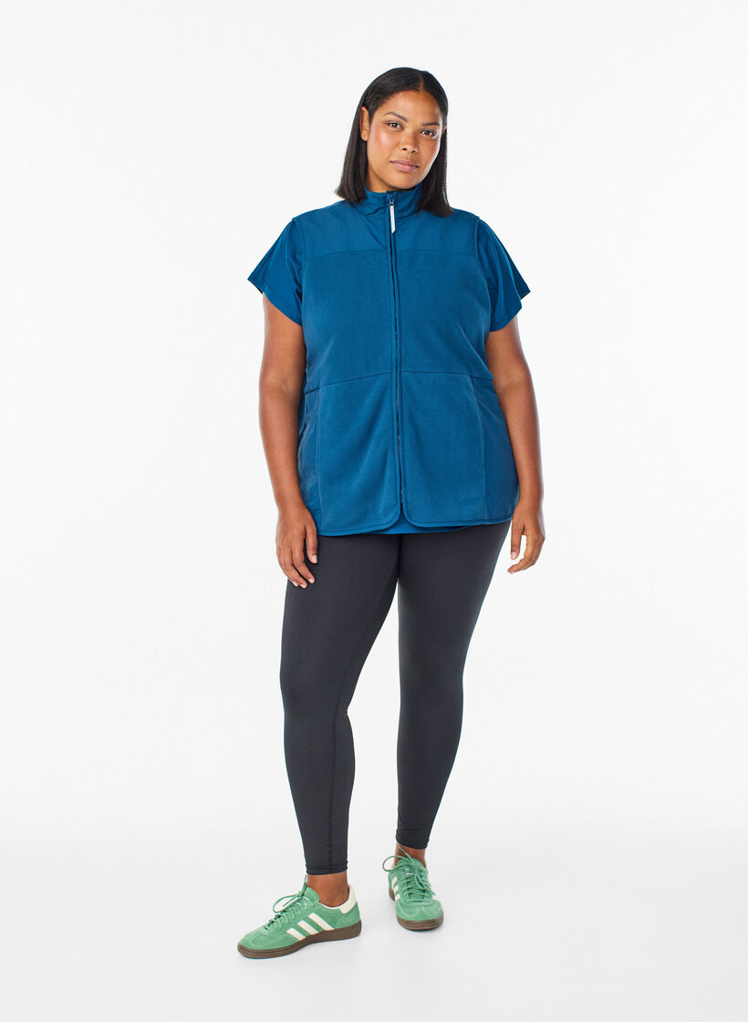 V&auml;st i fleece med h&ouml;g krage och fickor, Bl&aring;, Model