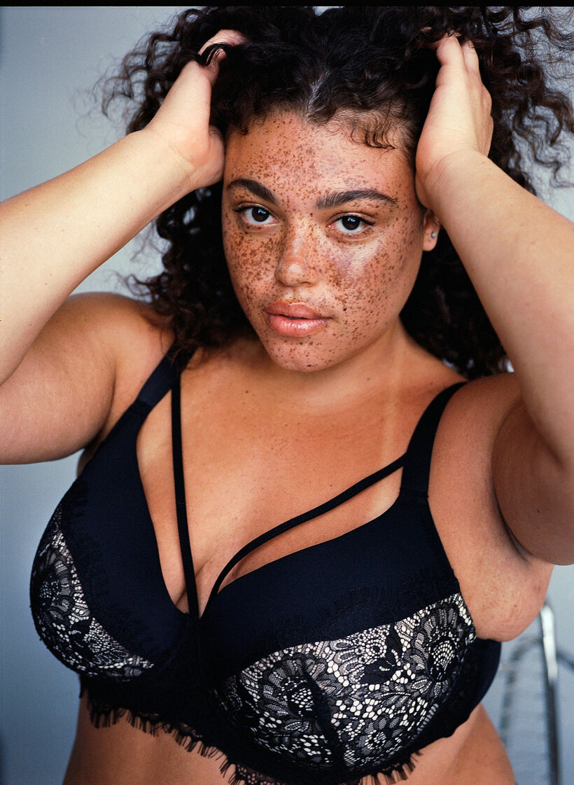 Vadderad behå med spets och snöre, Black, Image image number 0