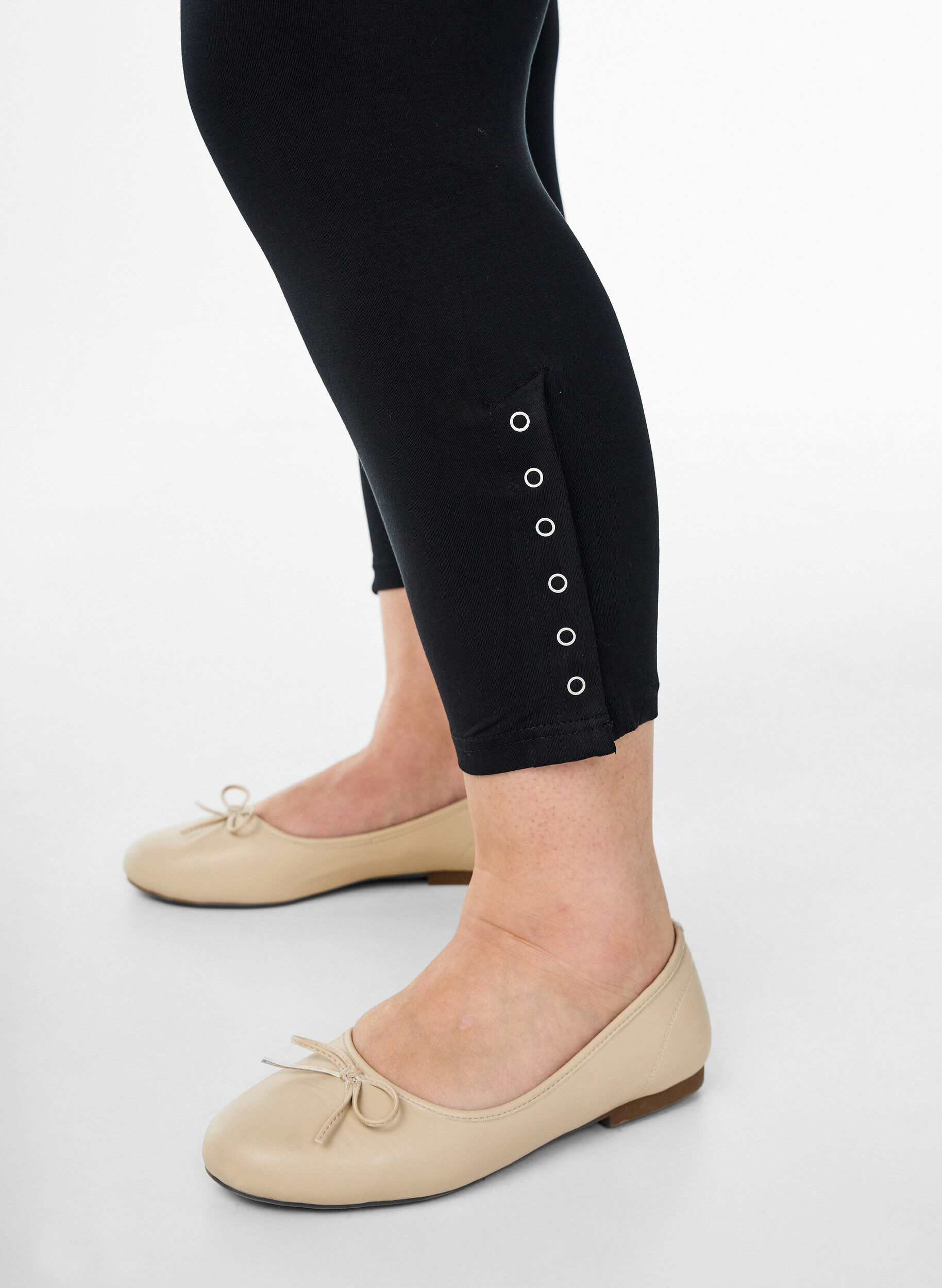 ZizziLeggings med 3/4-l&auml;ngd och knappar, Svart, Model image number 3