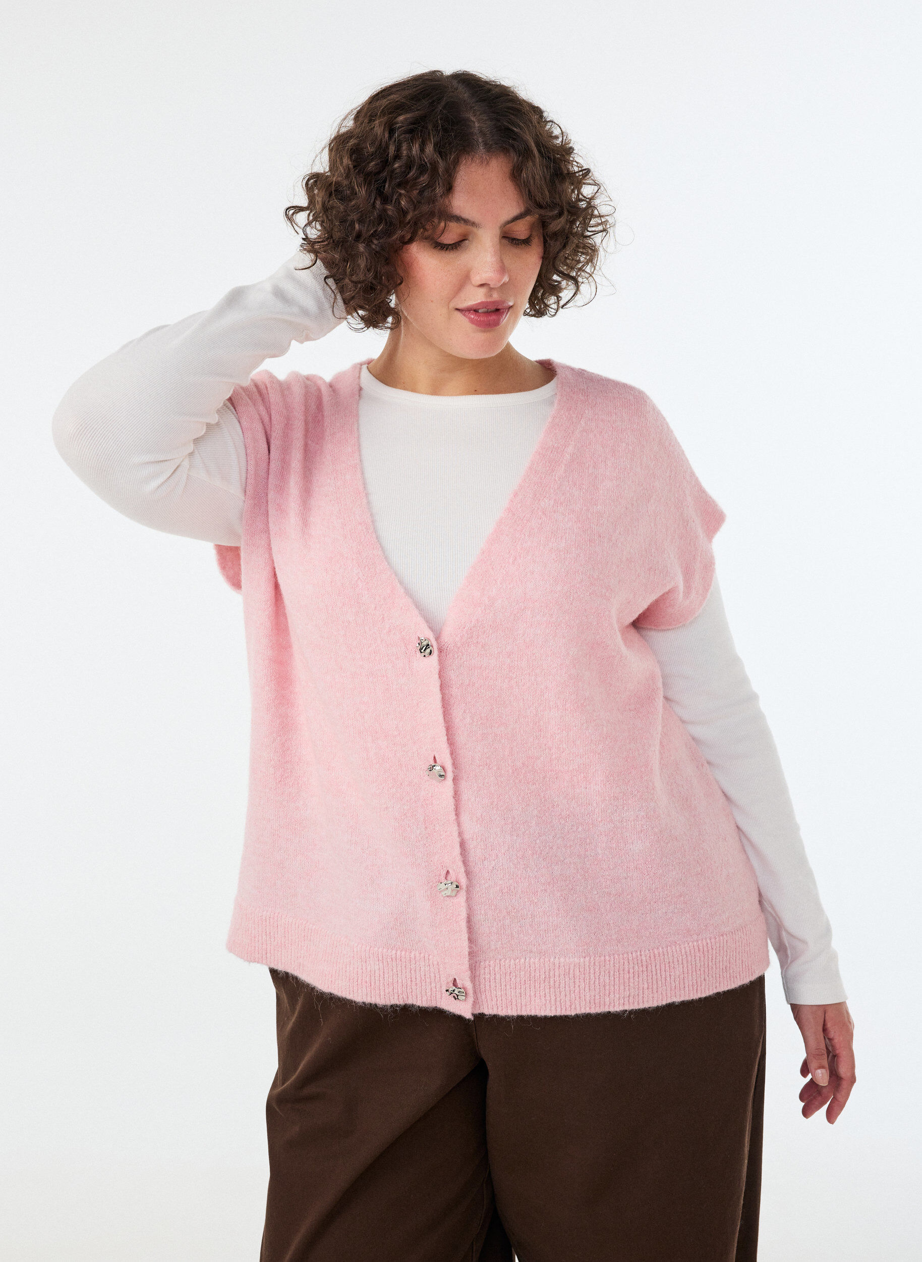 Stickad v&auml;st med V-ringning och dekorativa knappar, Rosa, Model