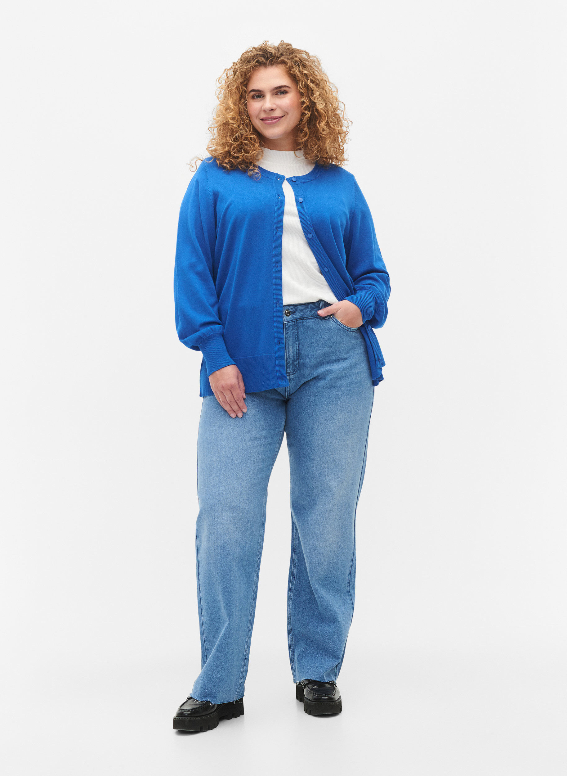 Zizzi Stickad viskoskofta med knappar, Princess Blue, Model image number 2