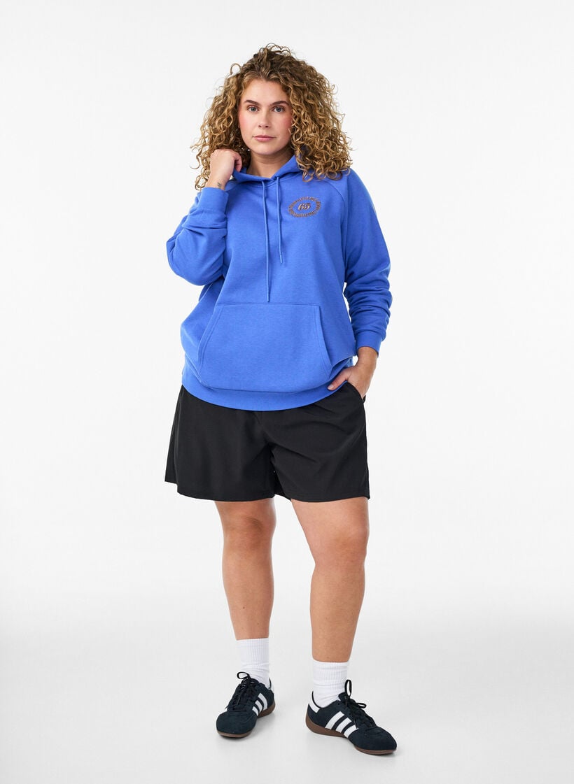 Huvtr&ouml;ja med broderat motiv framtill, Bl&aring;, Model image number 1