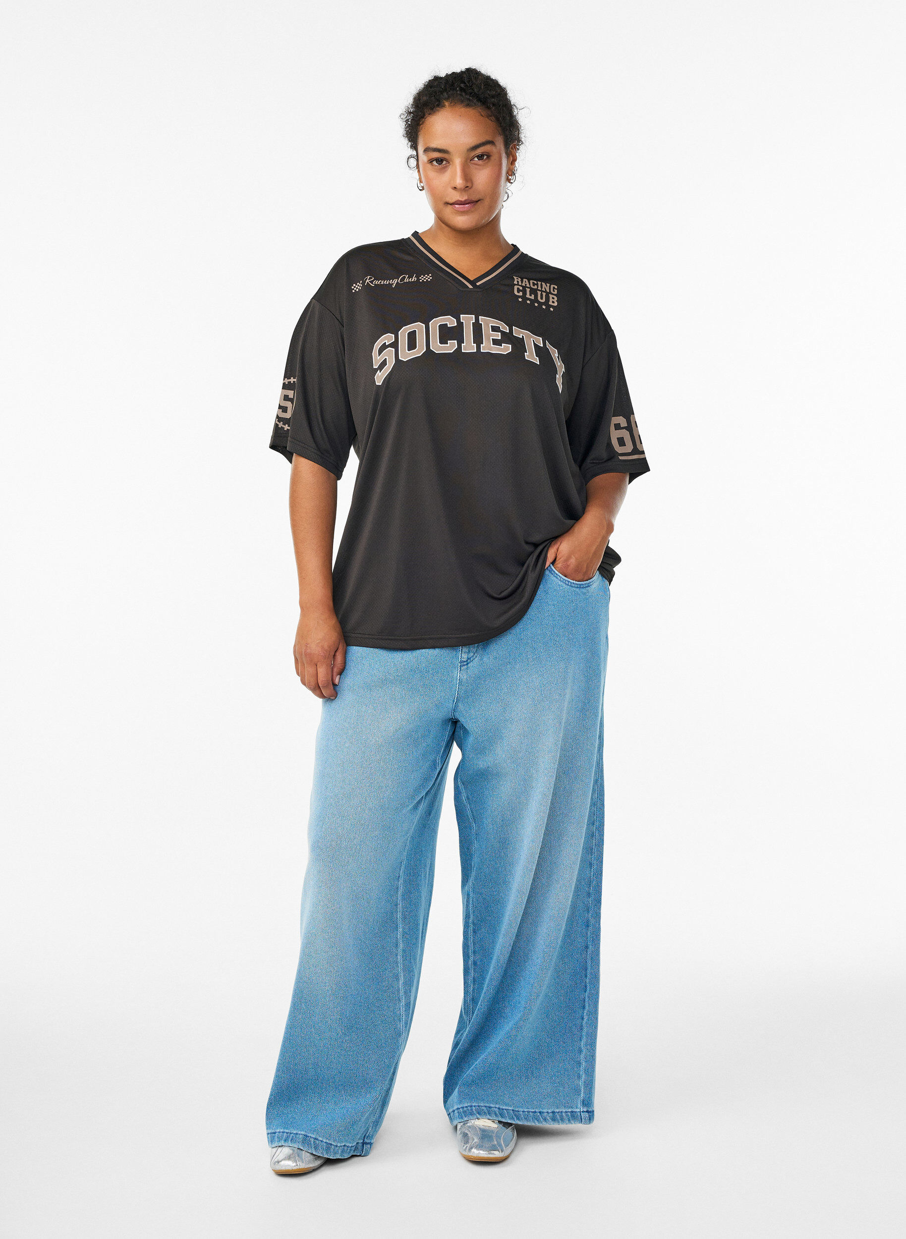 Zizzi Sportig t-shirt med v-ringning och racingtryck, Svart, Model image number 1