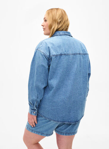 Lös jeansskjorta med bröstficka, Light blue denim, Model image number 1