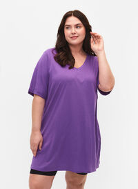 Enfärgad oversize t-shirt med v-hals, Deep Lavender, Model