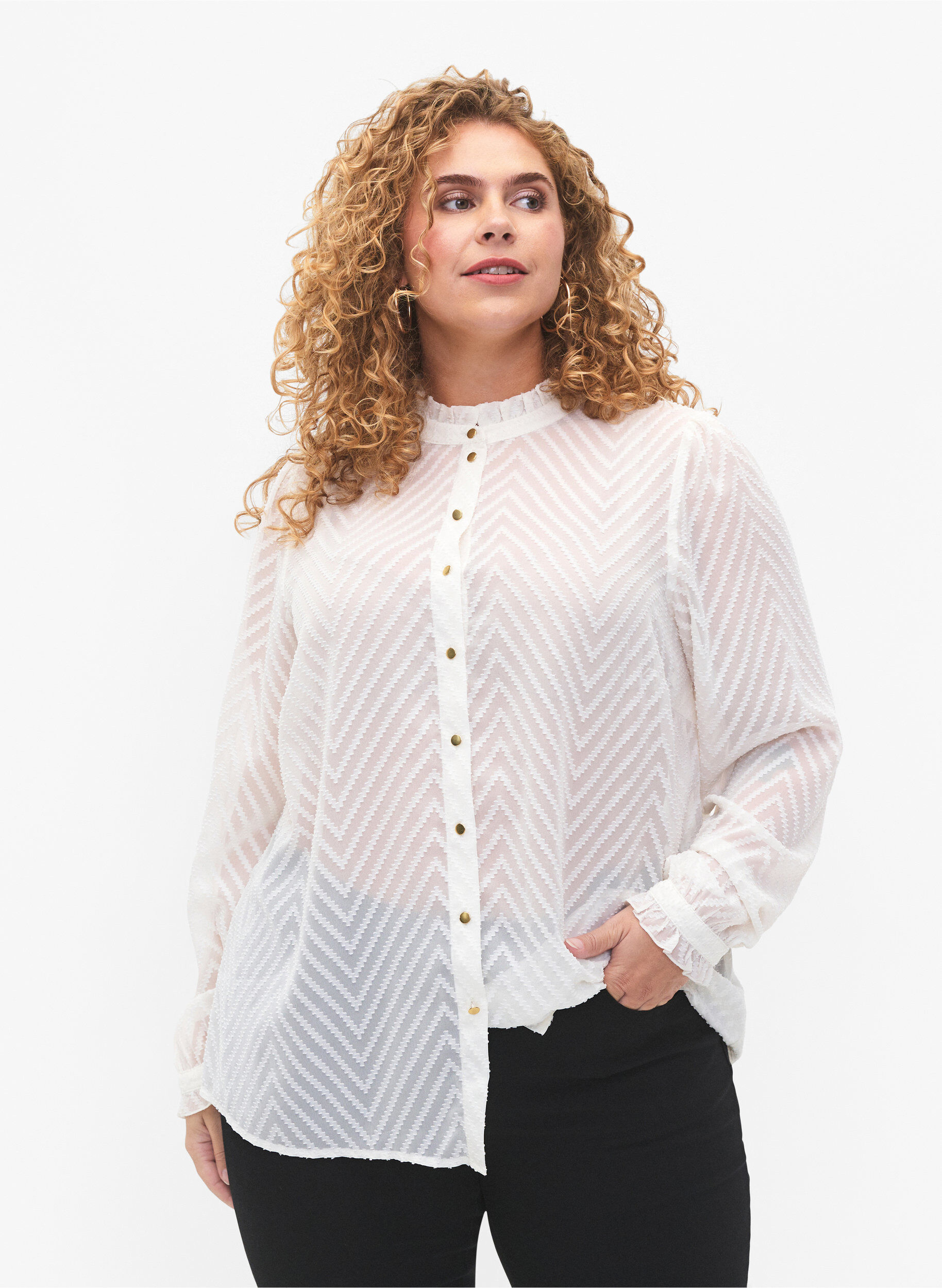 ZizziSkjortblus med volanger och m&ouml;nstrad textur, Snow White, Model image number 0