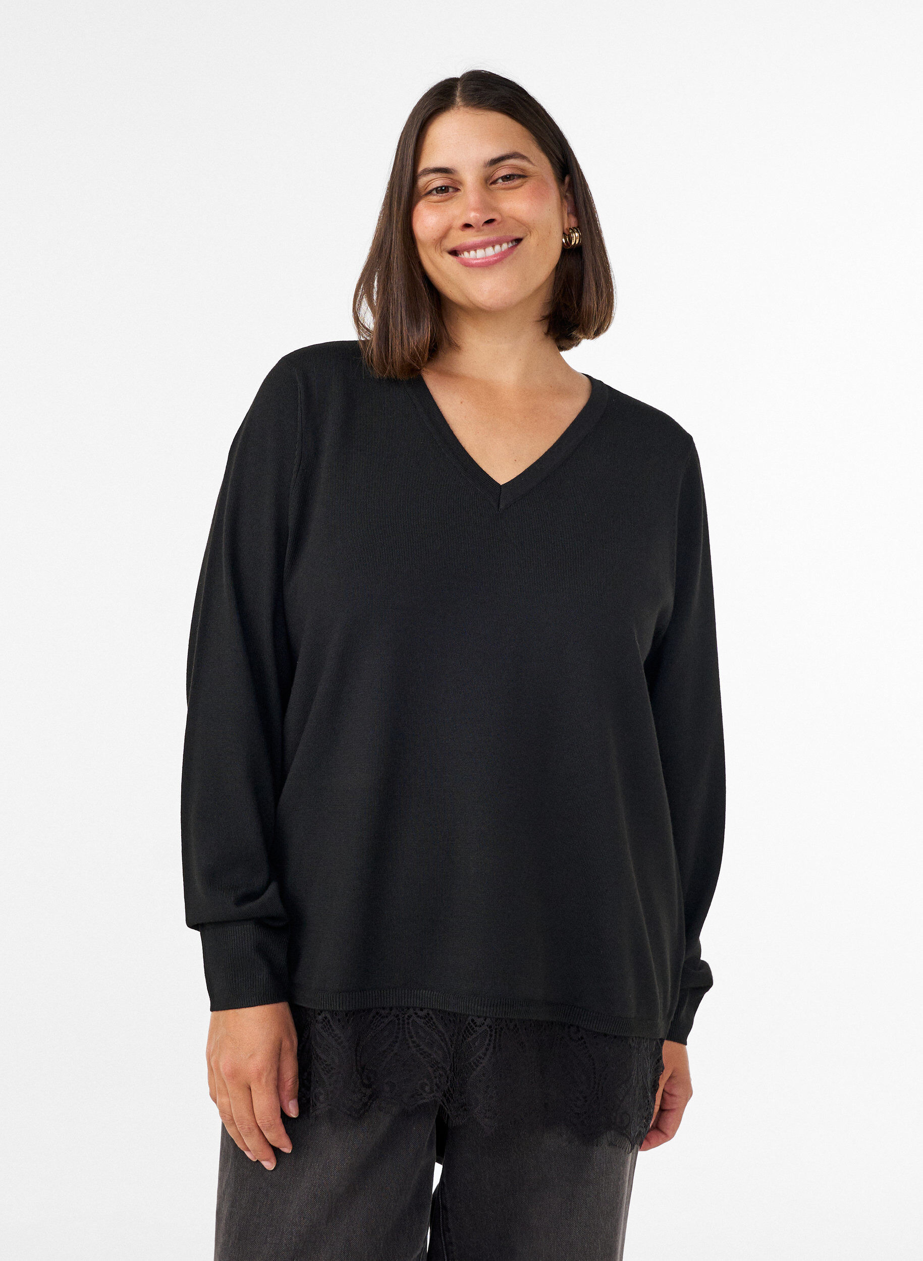 Stickad blus med v-ringning och spetskant, Svart, Model