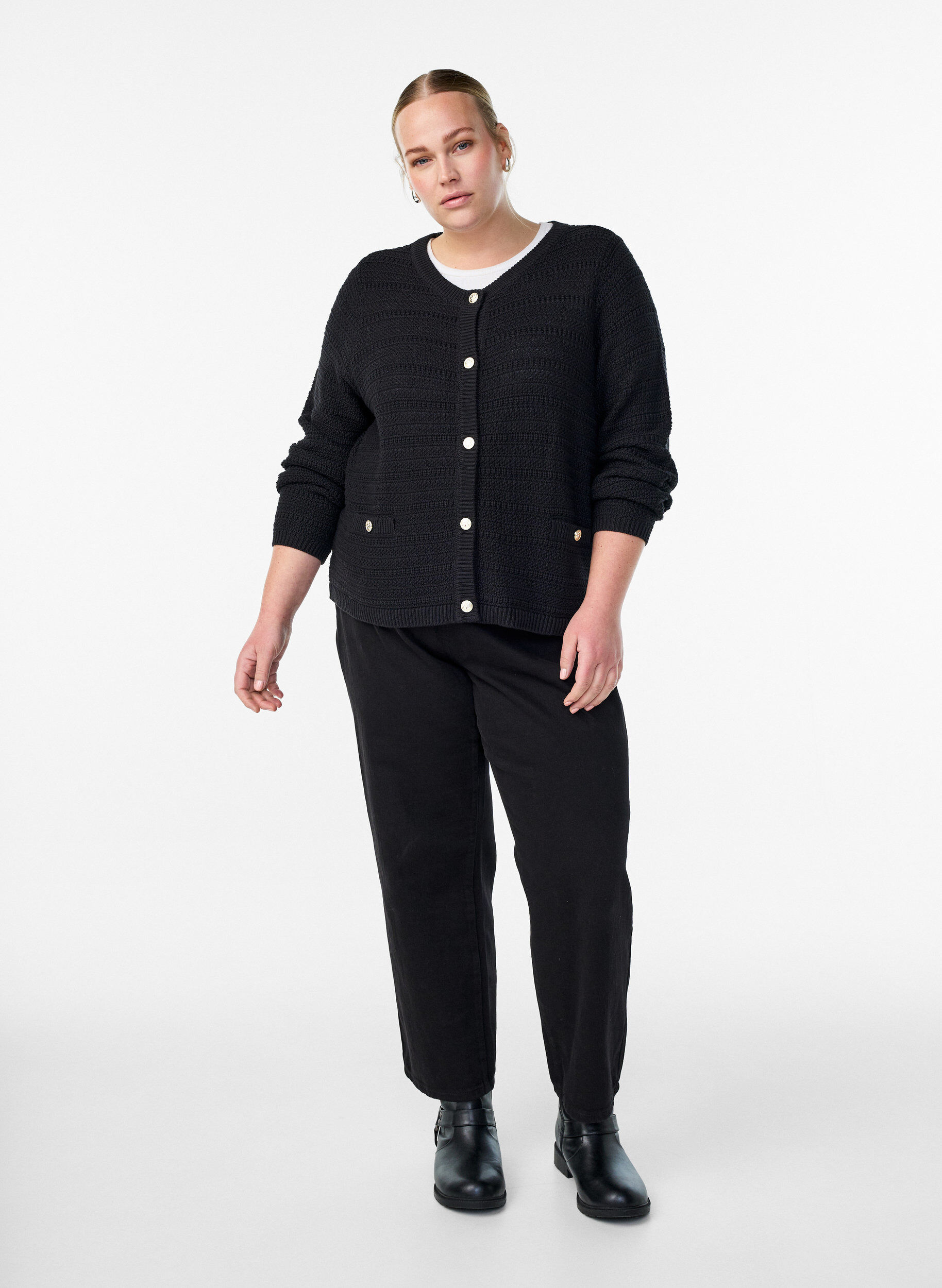 Zizzi Kofta med strukturstickning och dekorativa knappar, Svart, Model image number 1