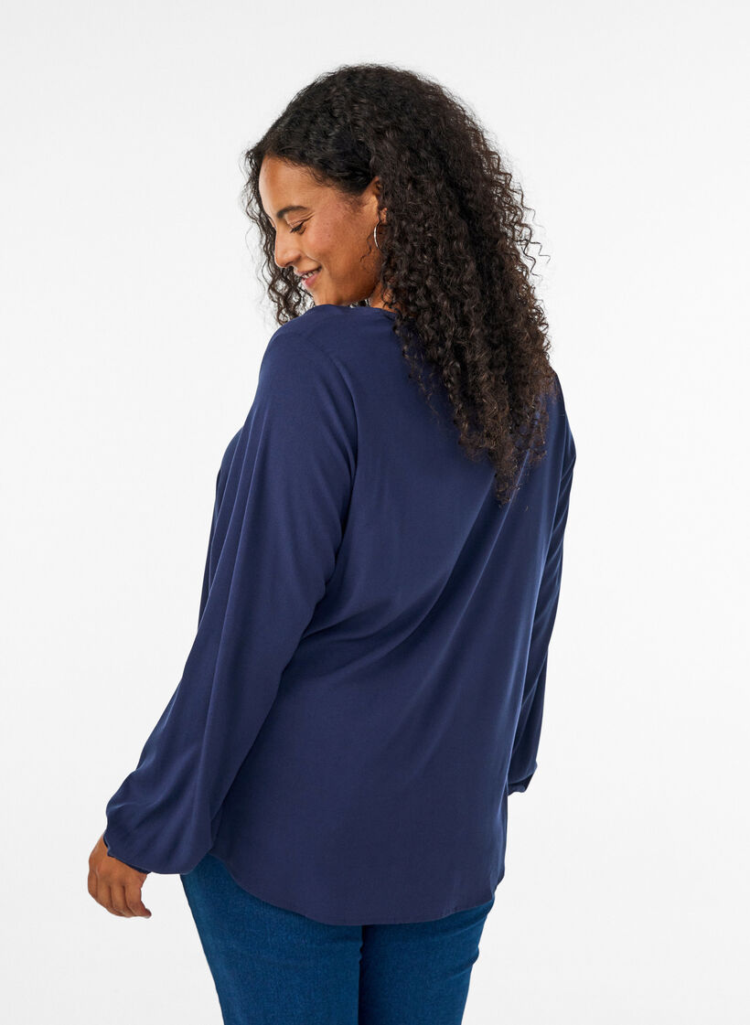Blus i viskos med v-ringning och rundad nederkant, Bl&aring;, Model image number 2
