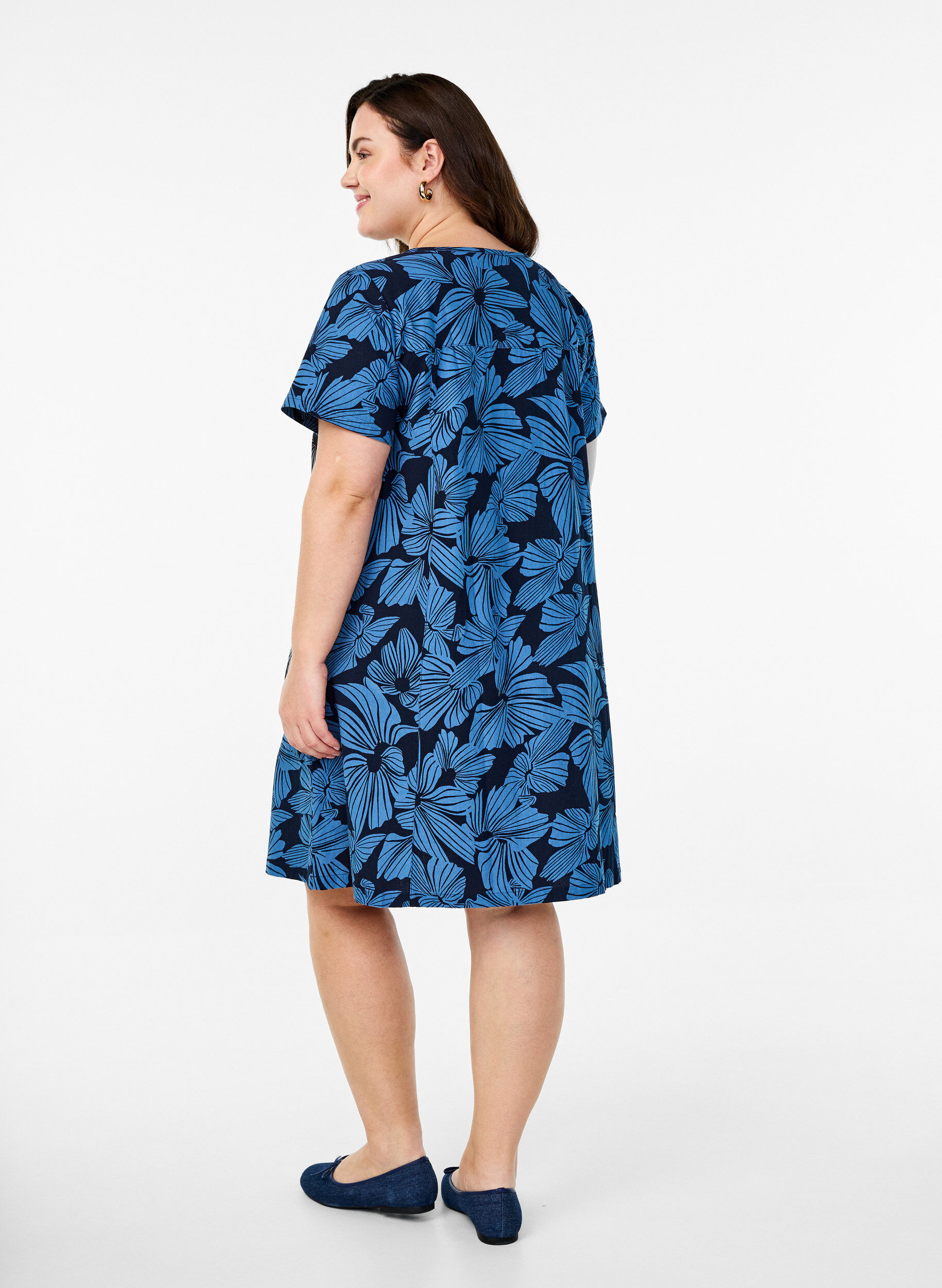 ZizziKort a-linjeformad kl&auml;nning med blomm&ouml;nster, Bl&aring;, Model image number 2