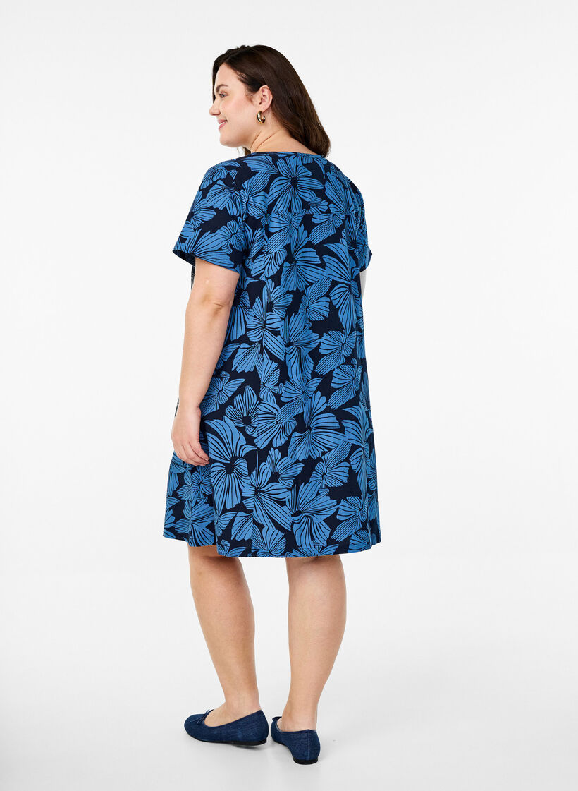 Kort a-linjeformad kl&auml;nning med blomm&ouml;nster, Bl&aring;, Model image number 2
