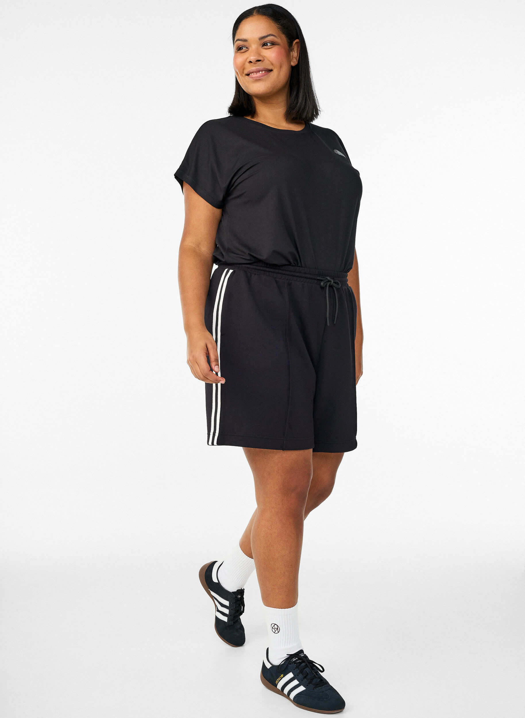 Zizzi Shorts med h&ouml;g midja och randiga detaljer, Svart, Model image number 1