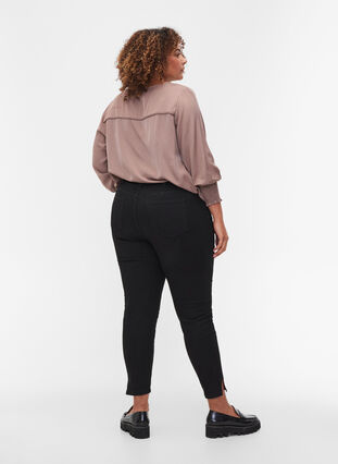 Kampanjvara – Croppade Amy jeans med slits, Black, Model image number 1