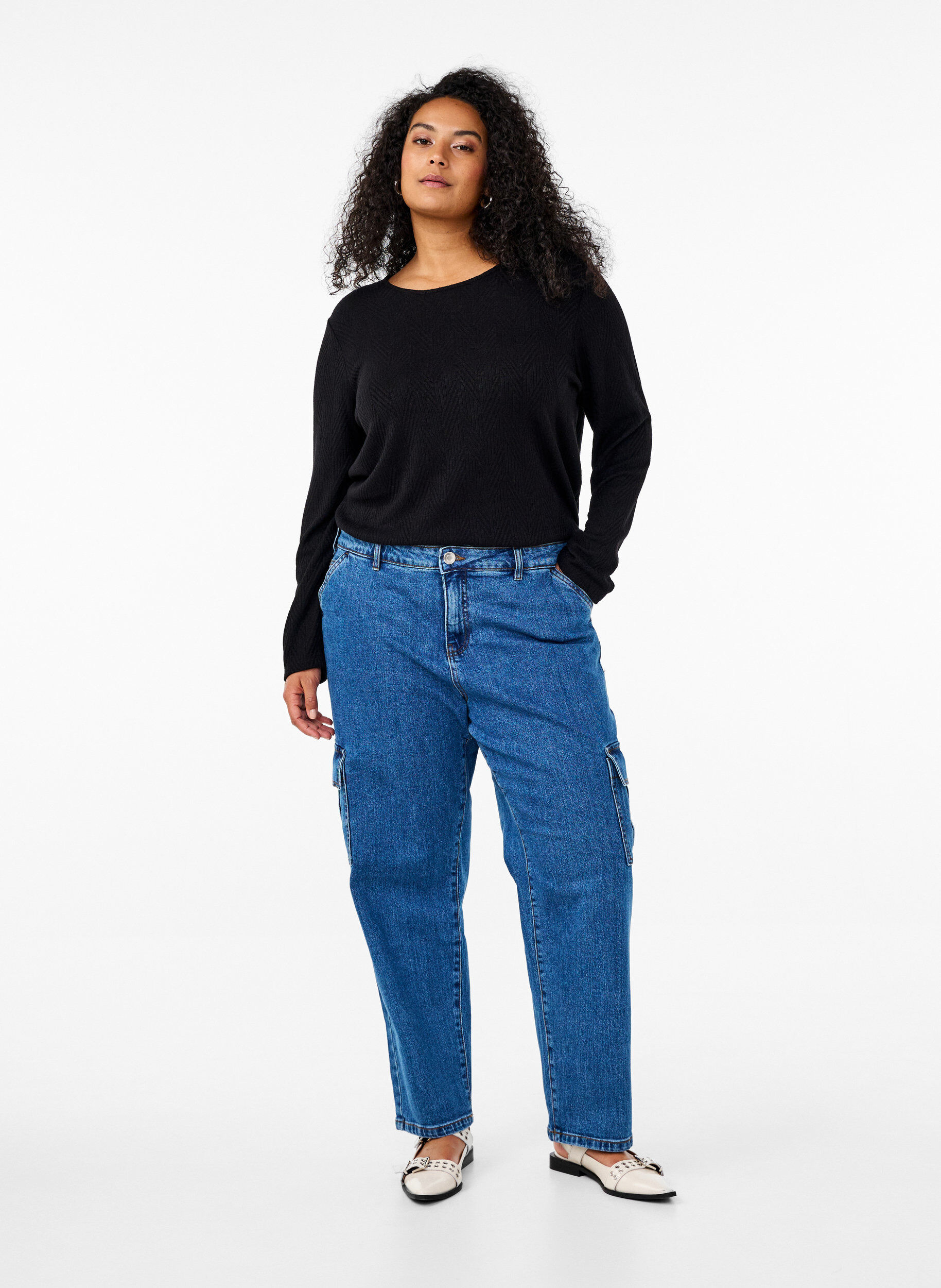 Zizzi M&ouml;nstrad blus med l&aring;nga &auml;rmar, Svart, Model image number 1