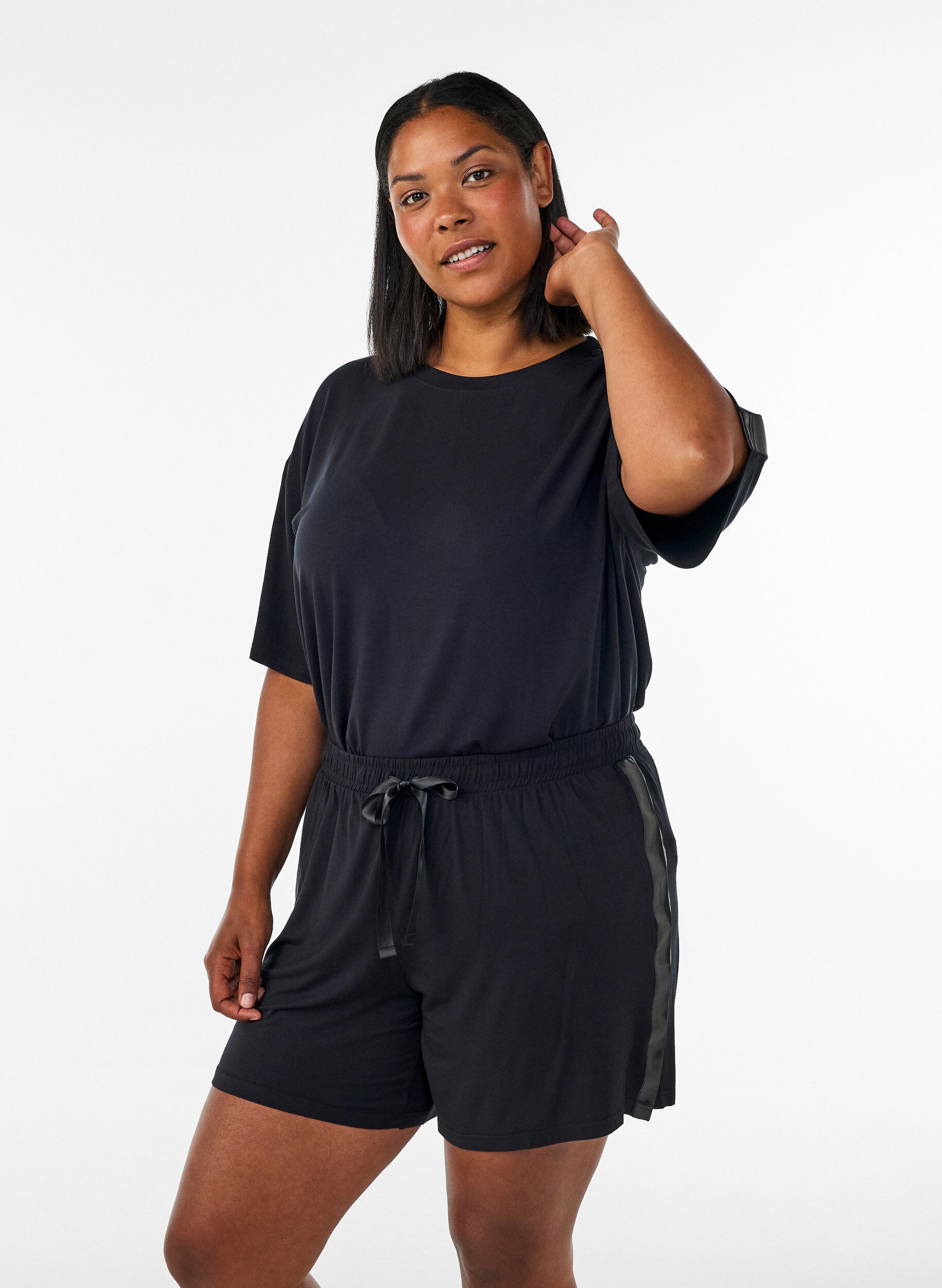 Pyjamasshorts i modal med kontrastband, Svart, Model