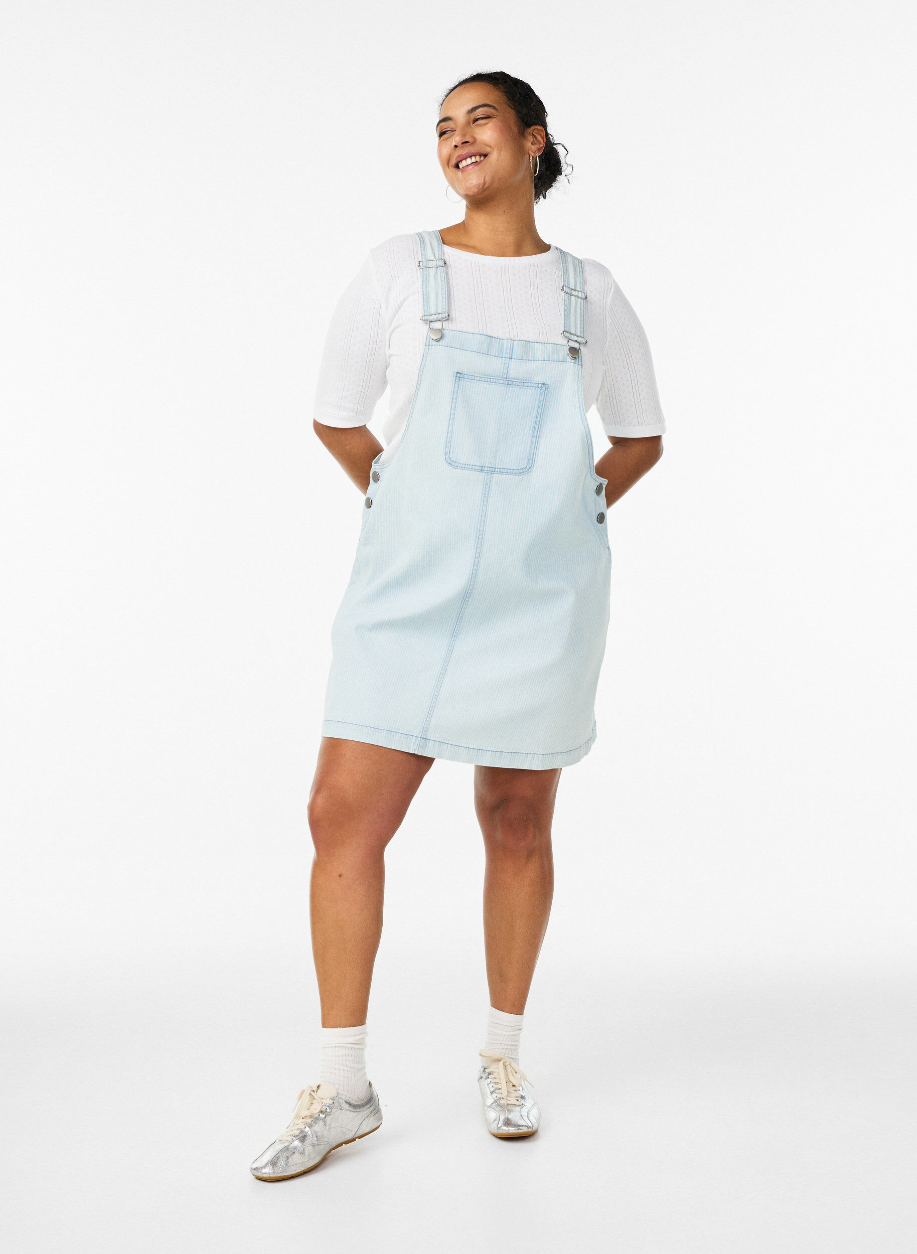 Zizzi Kort denim h&auml;ngselkl&auml;nning i randig bomull, Bl&aring;, Model image number 1
